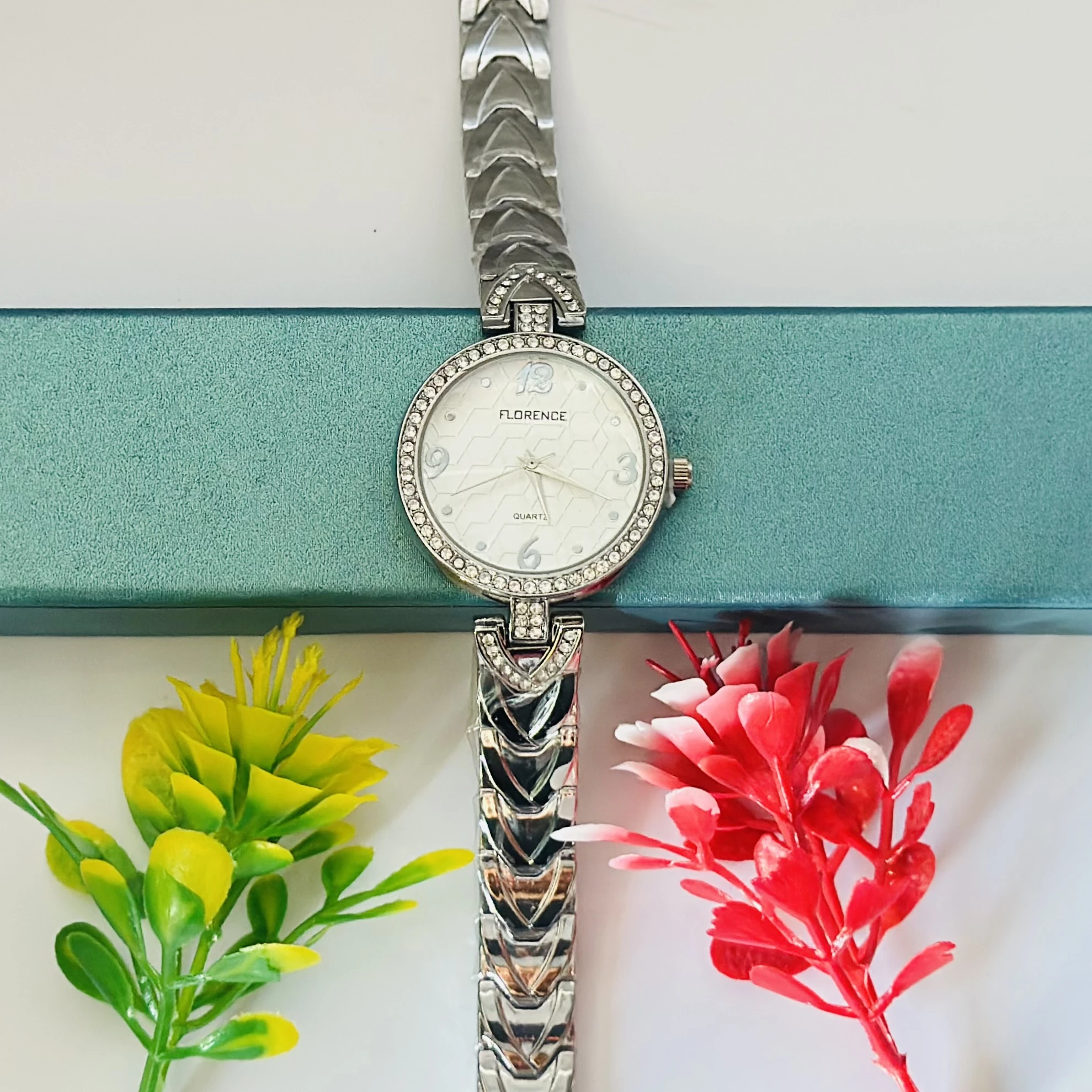 Quartz analog watch for women