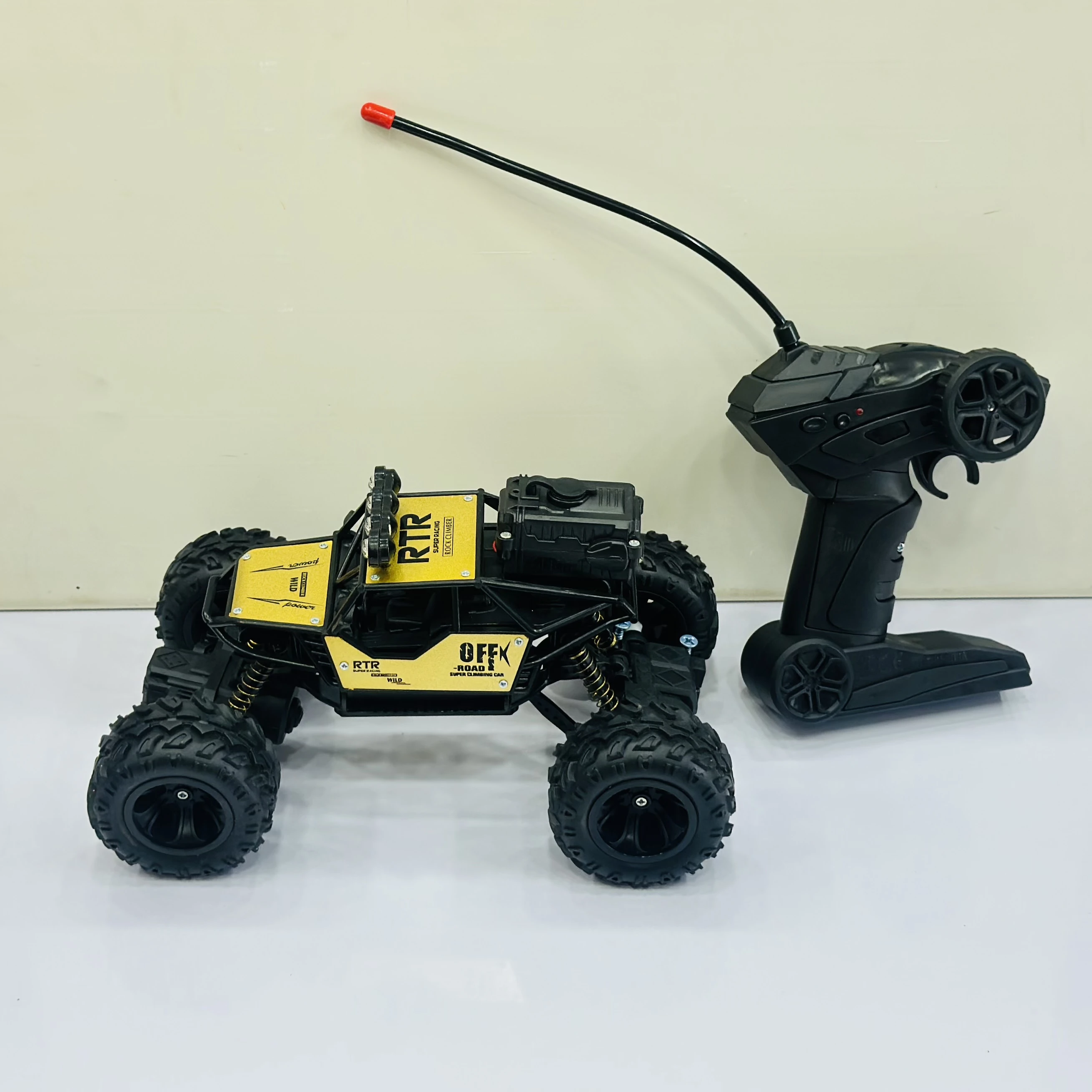 Toyboi 1:18 scale R/C die-cast metal rock crawler toy.