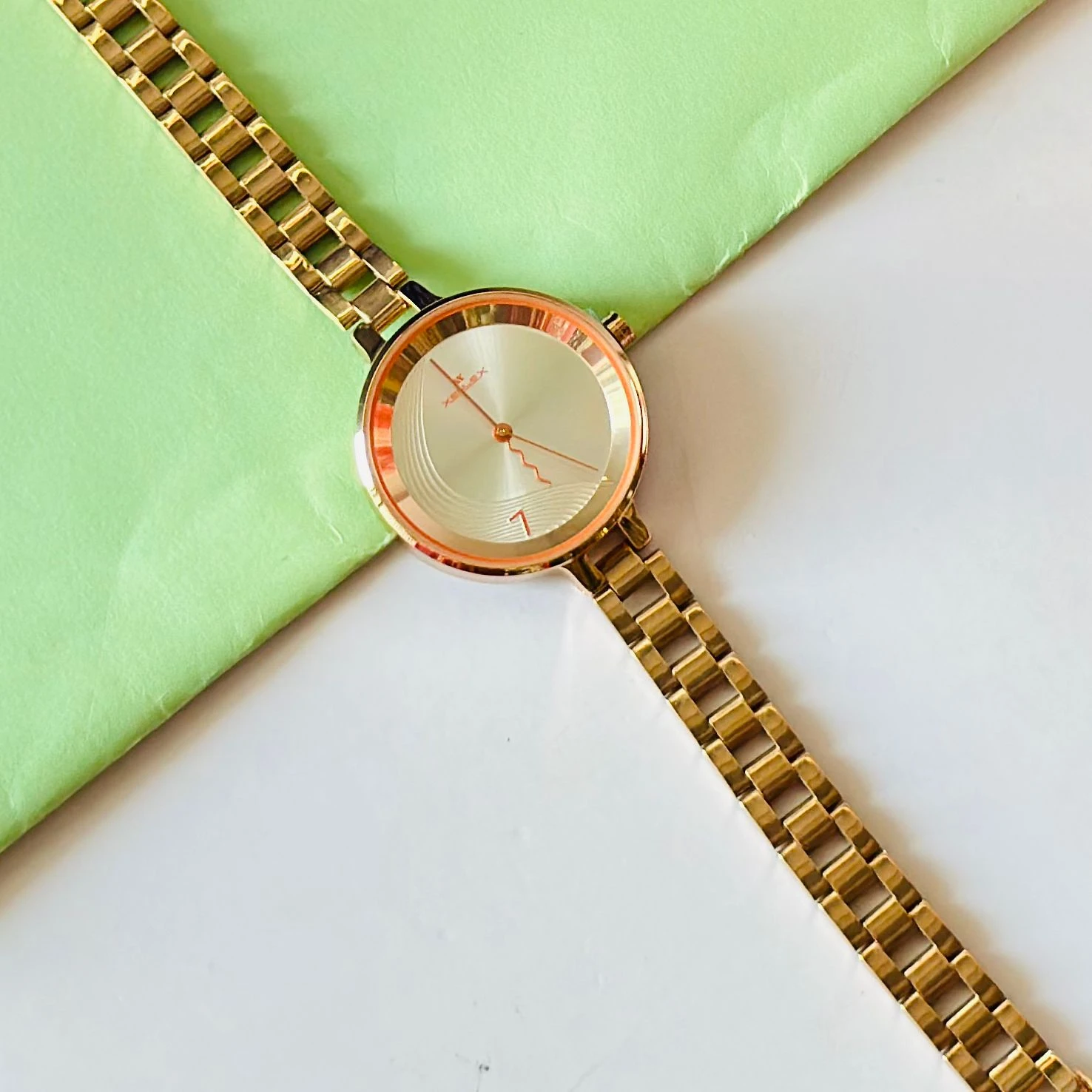 Felix women's analogue watch with a rose gold-toned metal strap