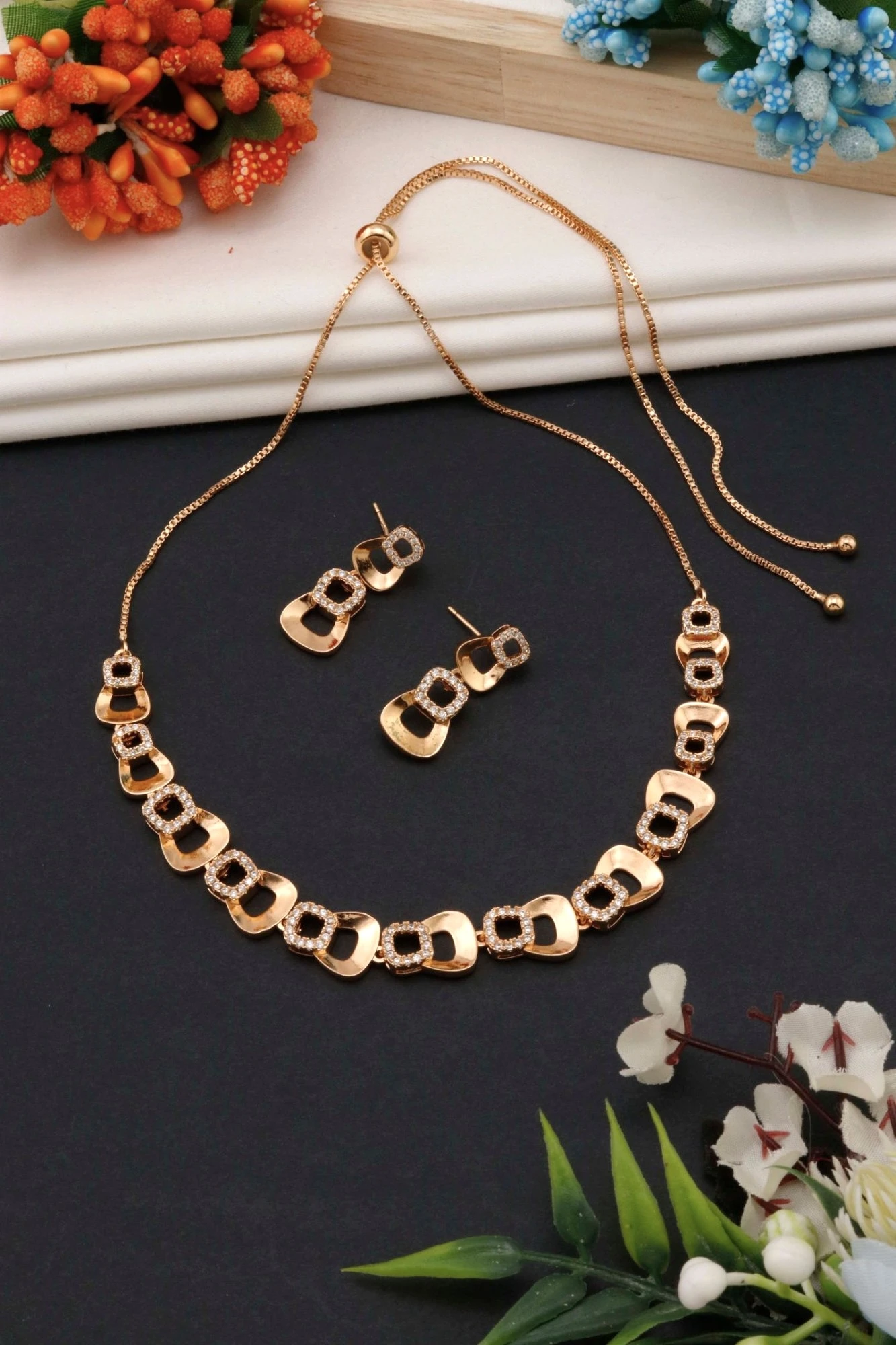 jewellery set consisting of a necklace and a pair of earrings.