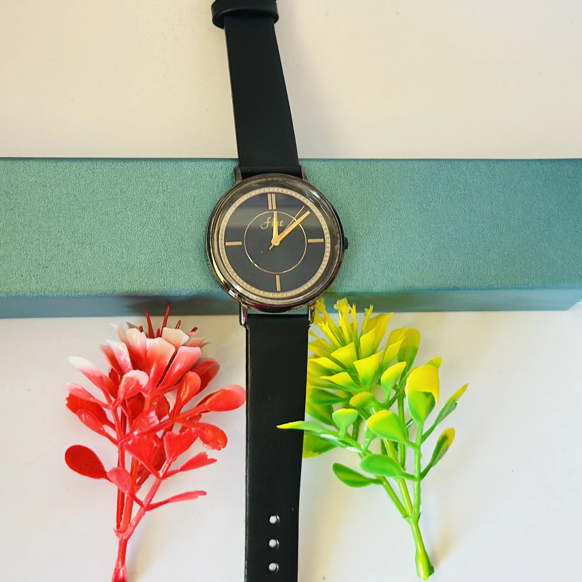 Analog quartz watch for women