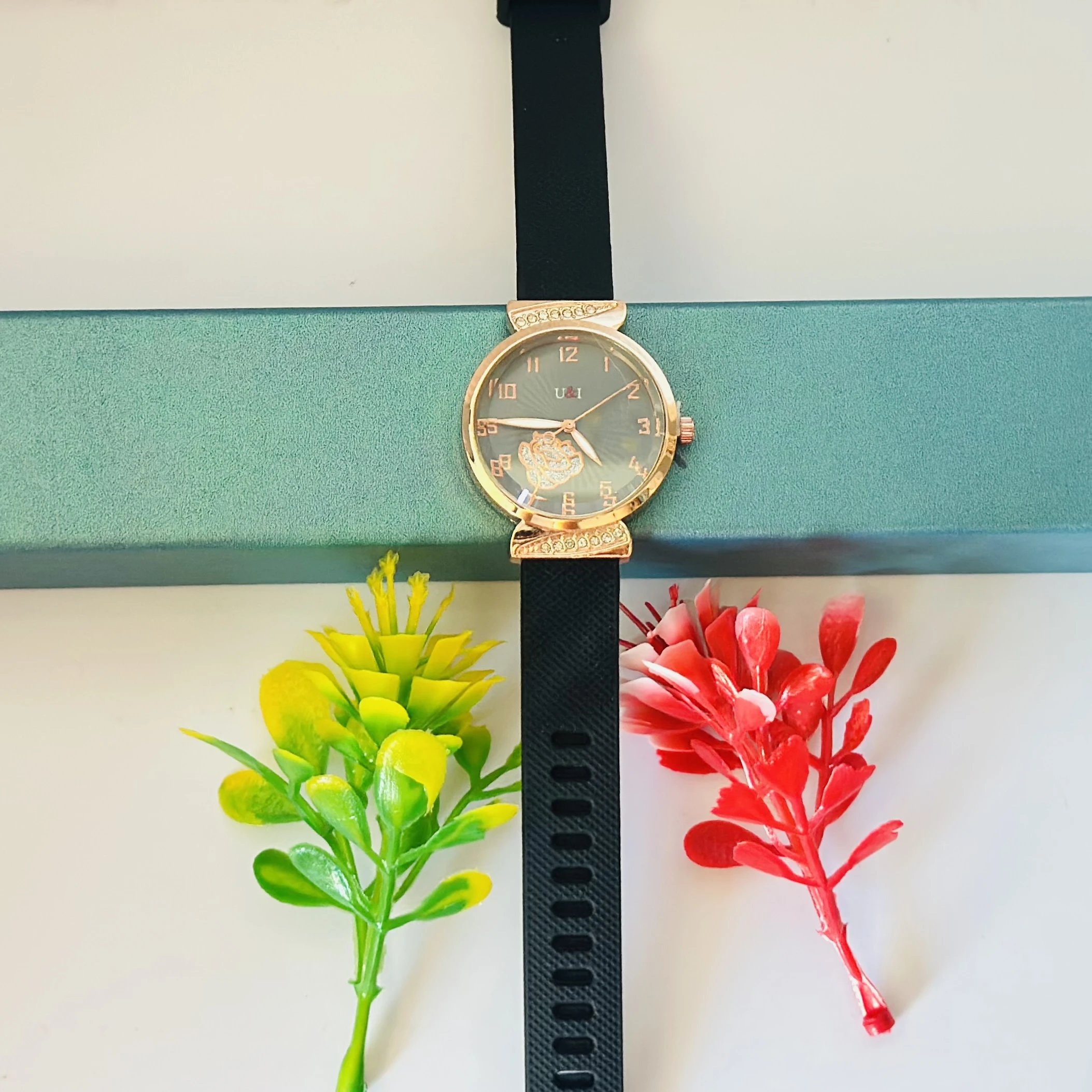 U&I analog watch for women