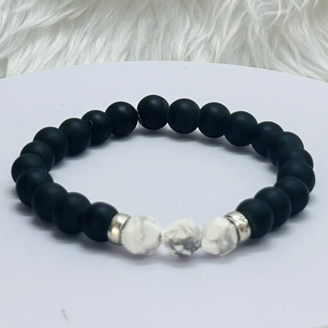Poise Howlite and Black Onyx natural stone elastic bracelet.