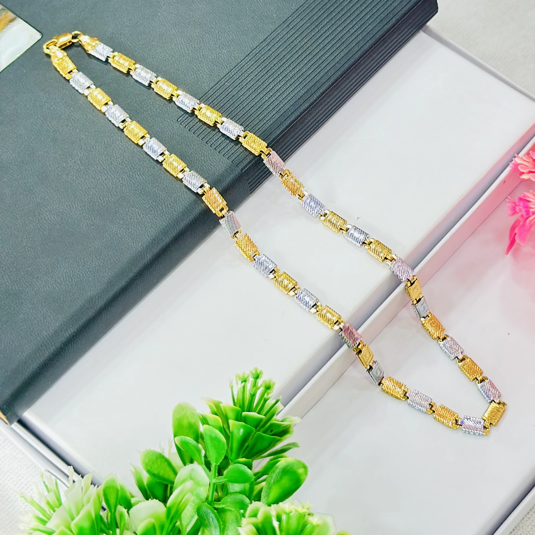 Two -tone chain necklace