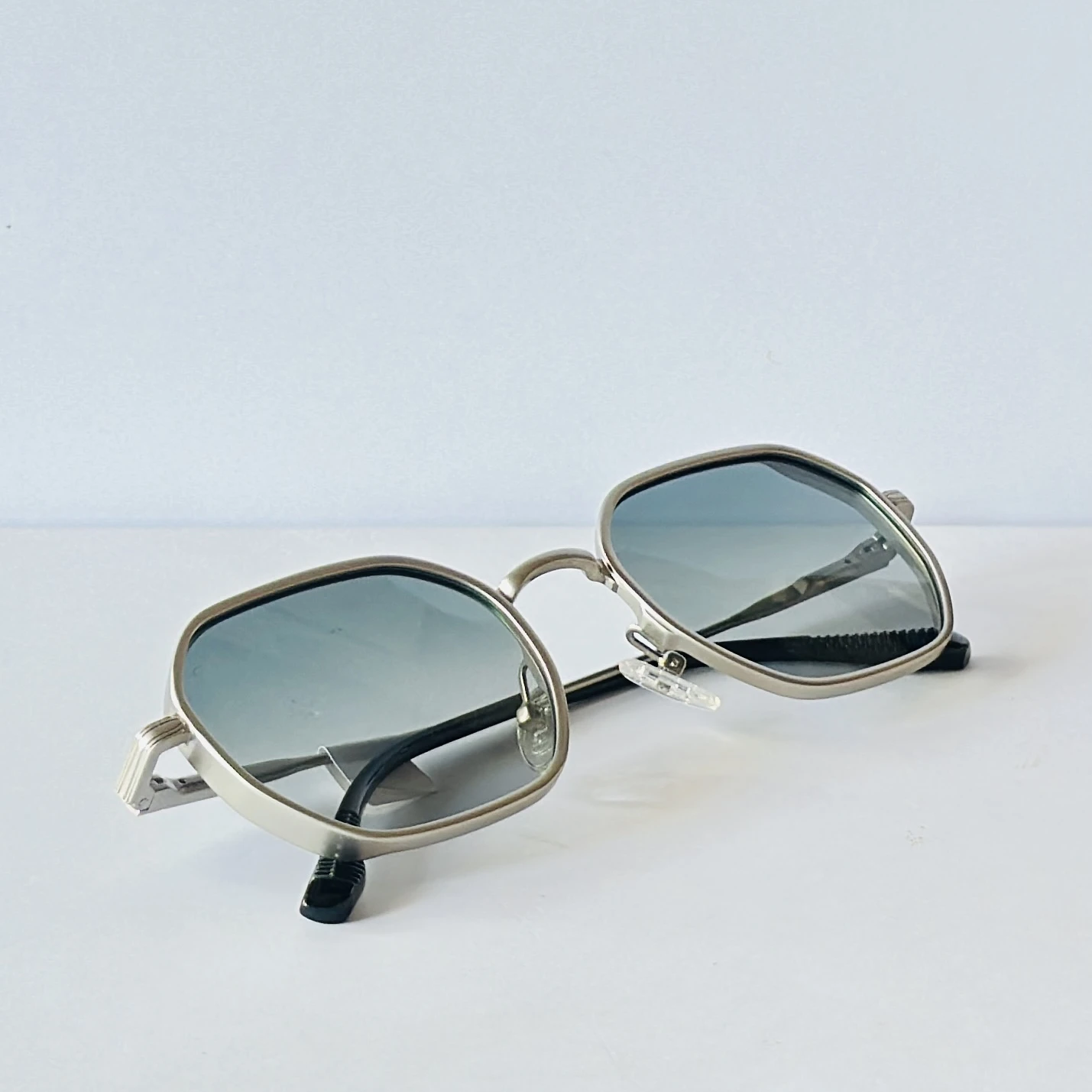 unisex sunglasses appear