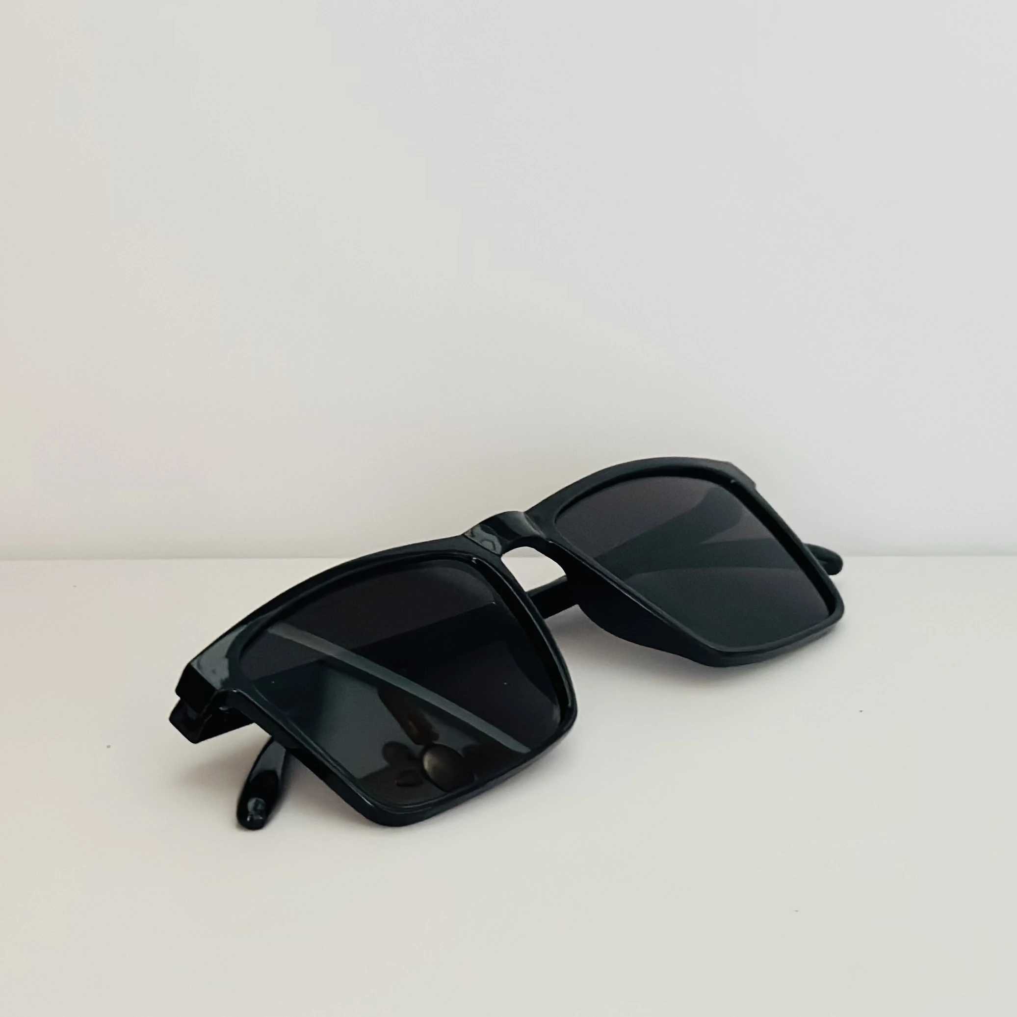 Black square sunglasses