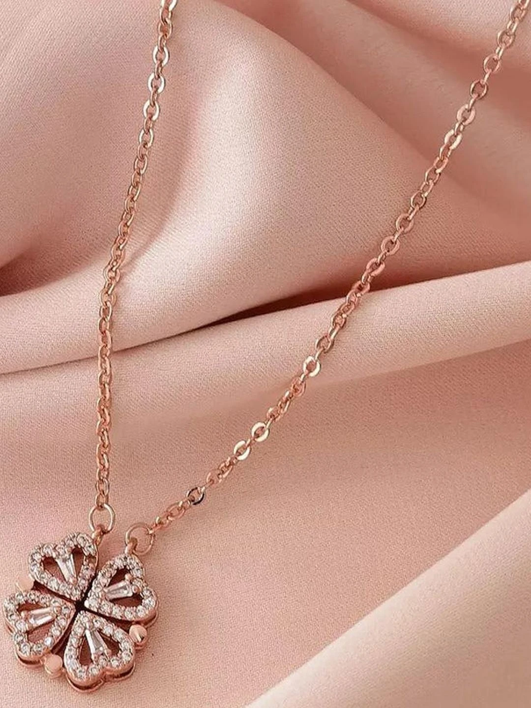 Rose gold-plated magnetic four-leaf clover heart pendant necklace.