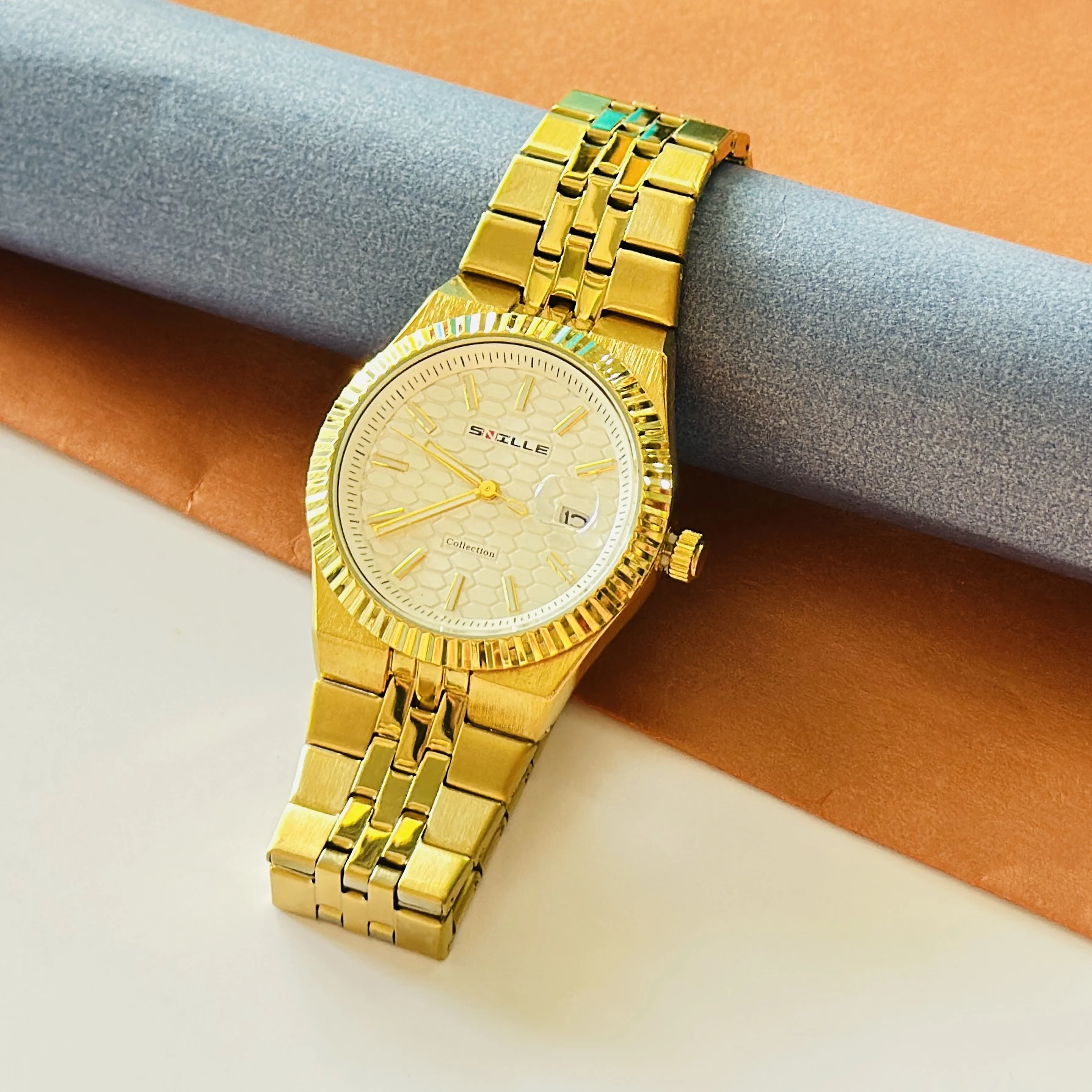 Snille men's analog watch features a golden stainless steel strap