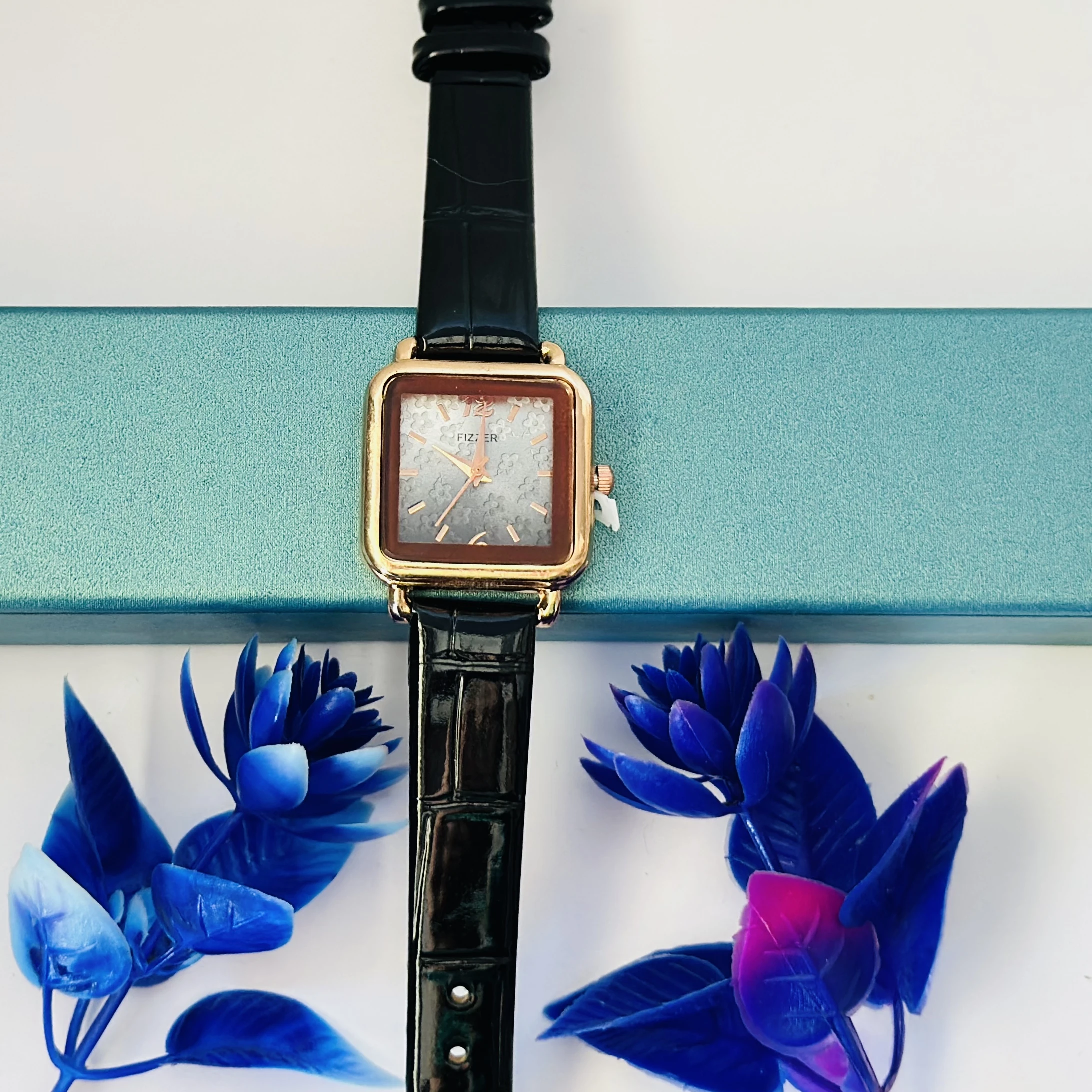 Analog quartz watch for women