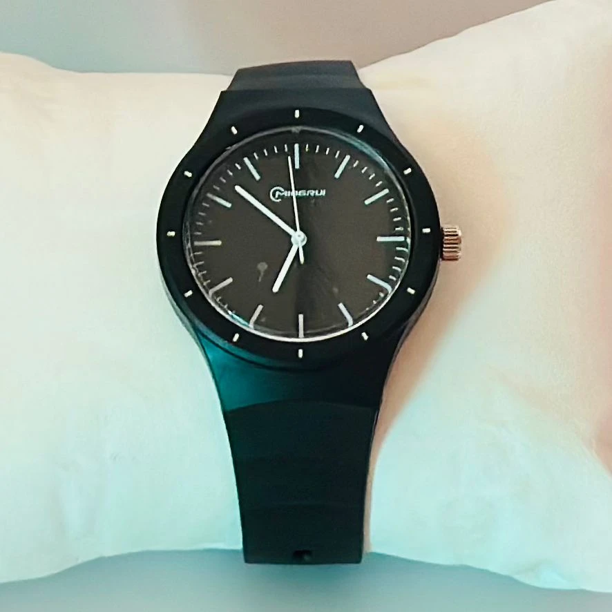 MINGRUI or Edillas kids' analog quartz watch with a black silicone strap.
