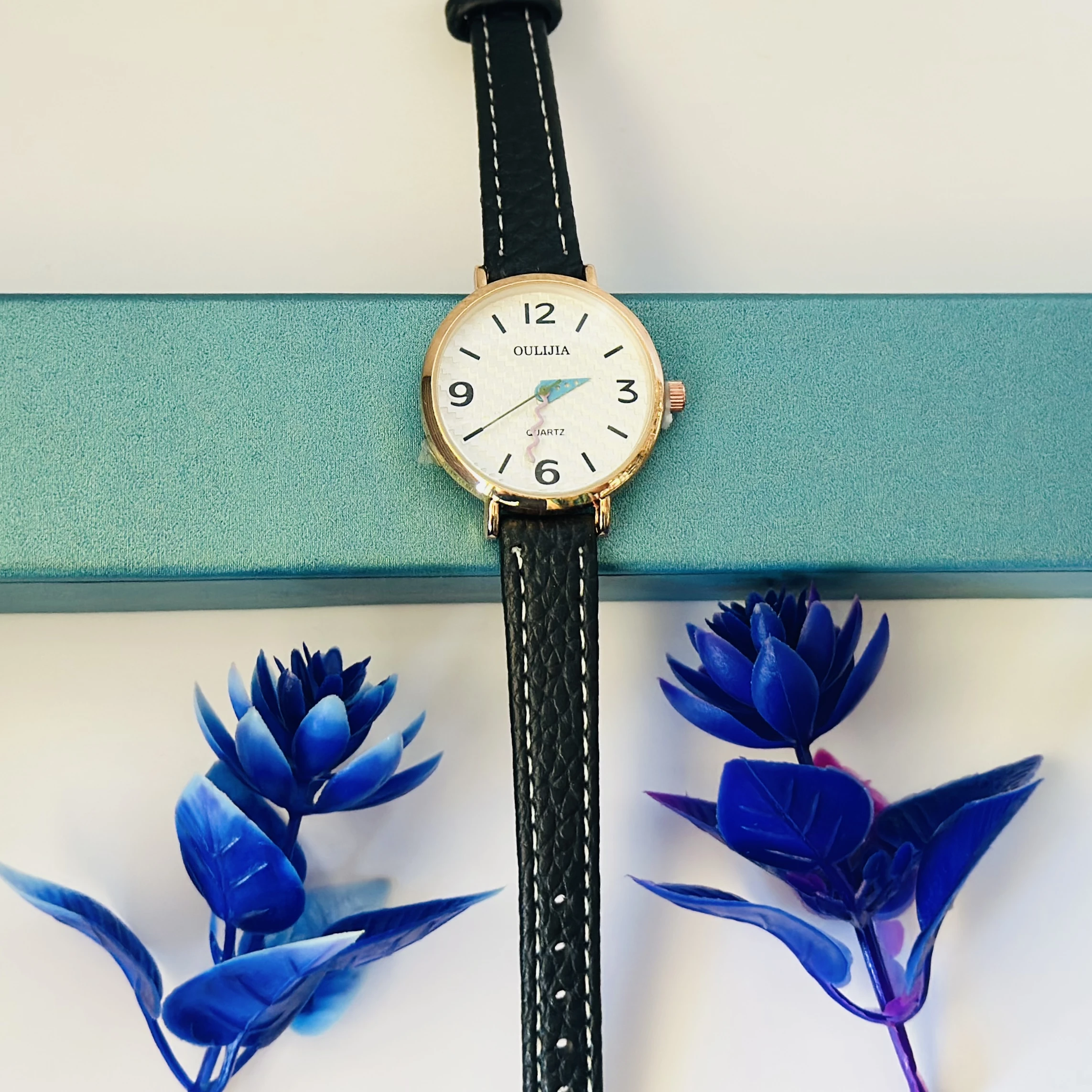 Quartz analog watch For Women
