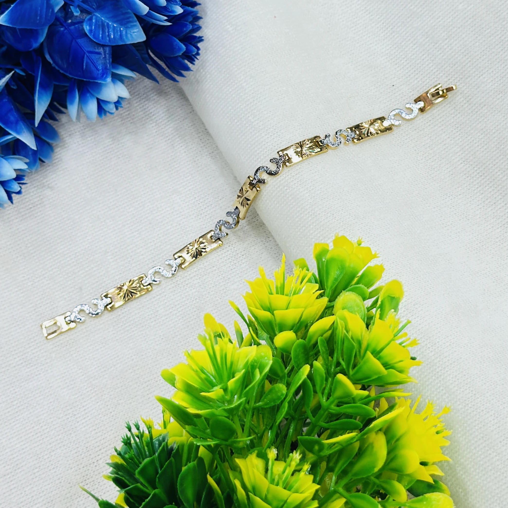 Gold and white metal chain bracelet
