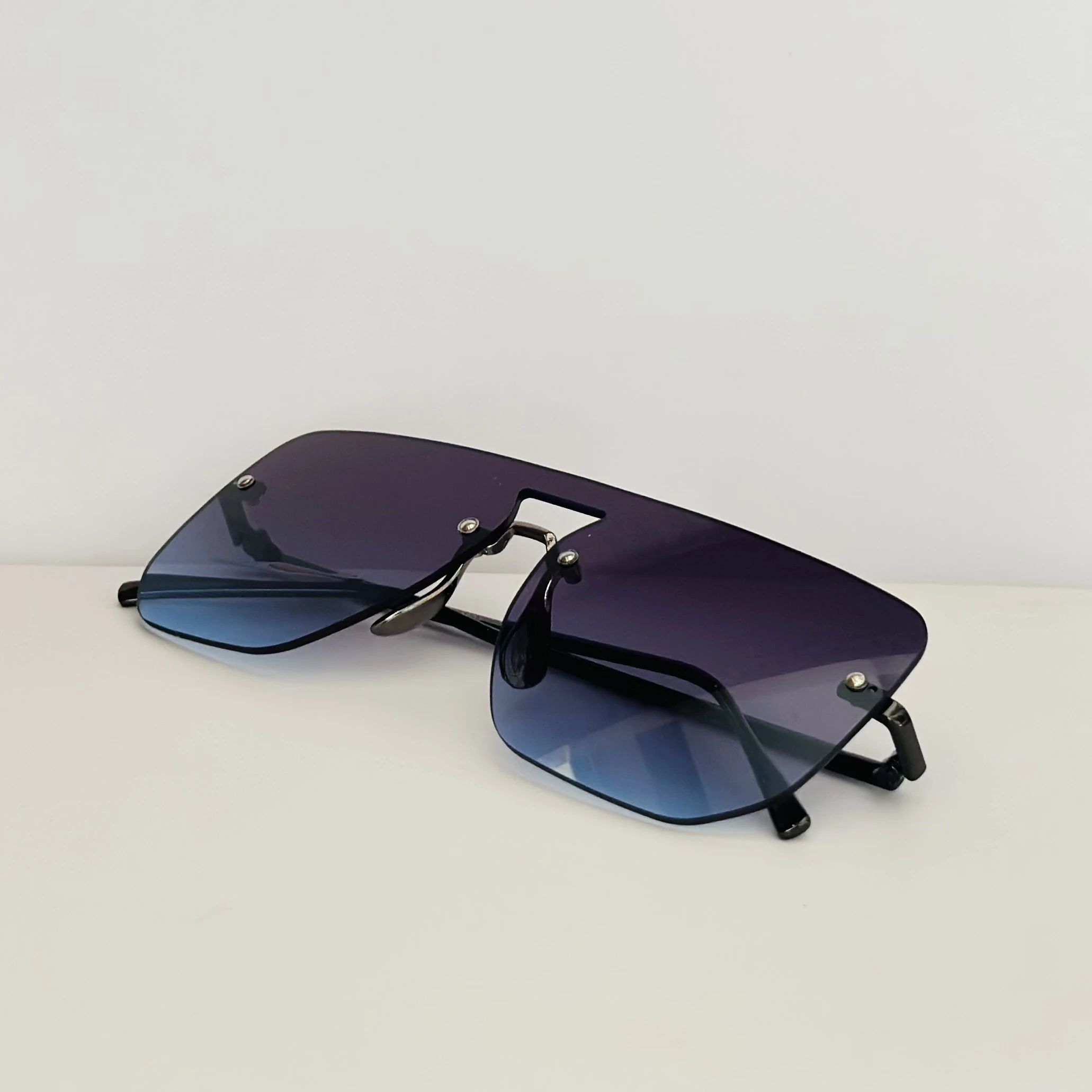Unisex aviator-style sunglasses