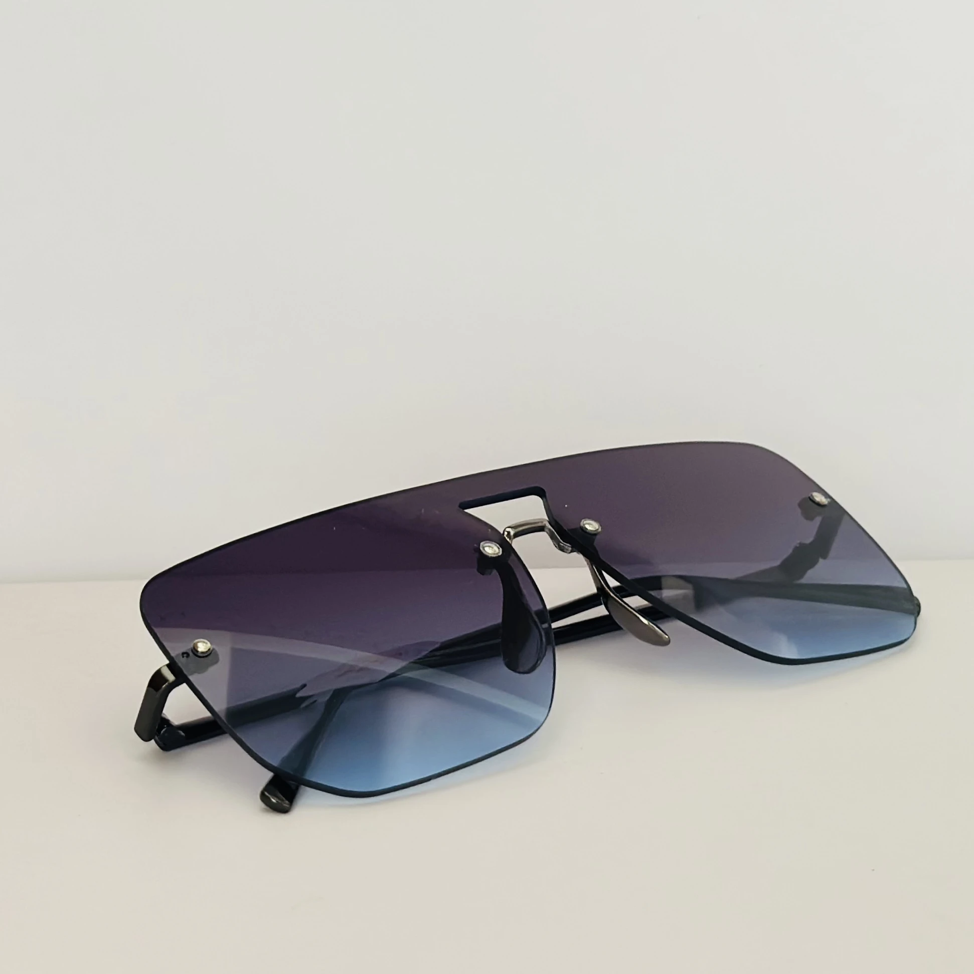 Unisex aviator-style sunglasses