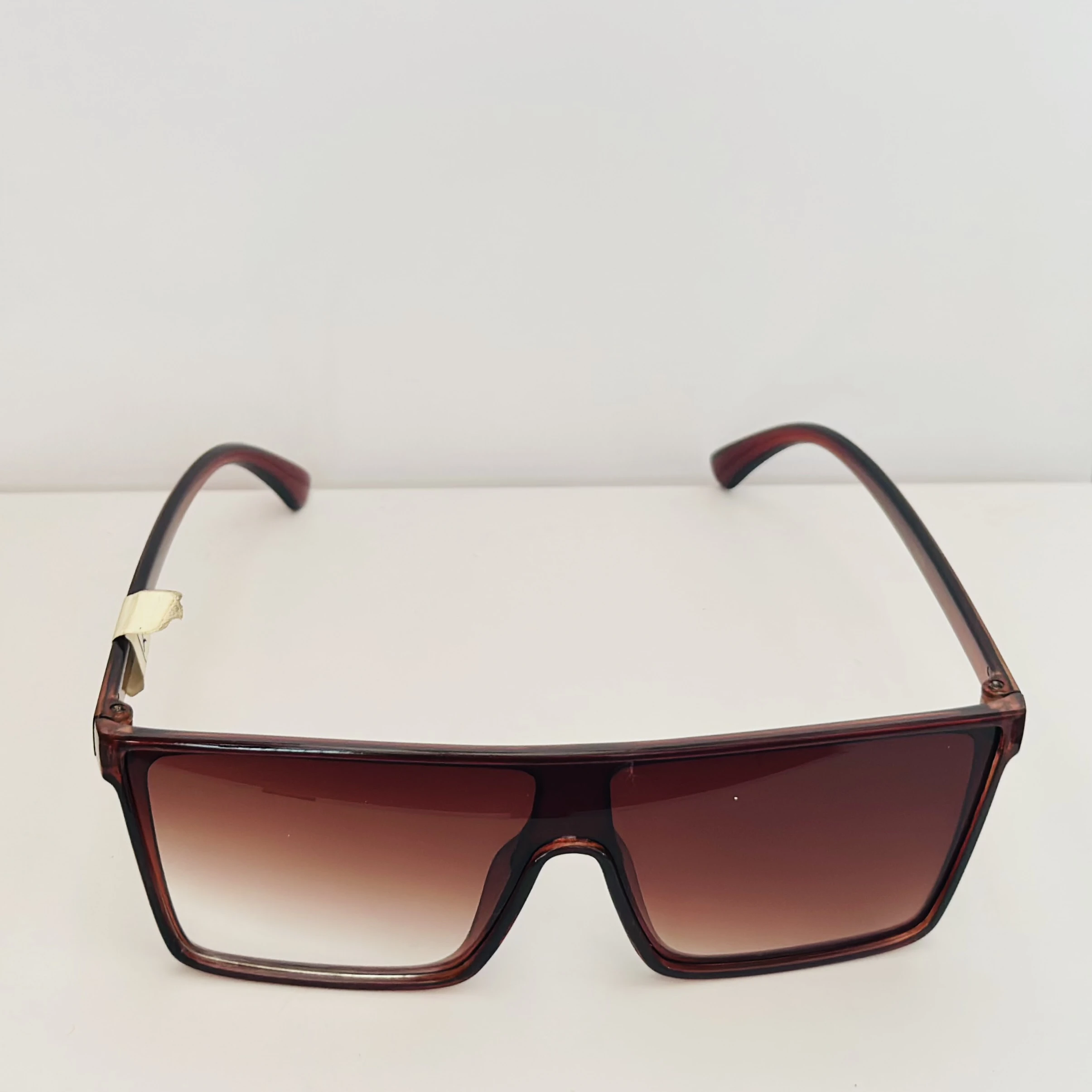 Brown oversized flat-top sunglasses.