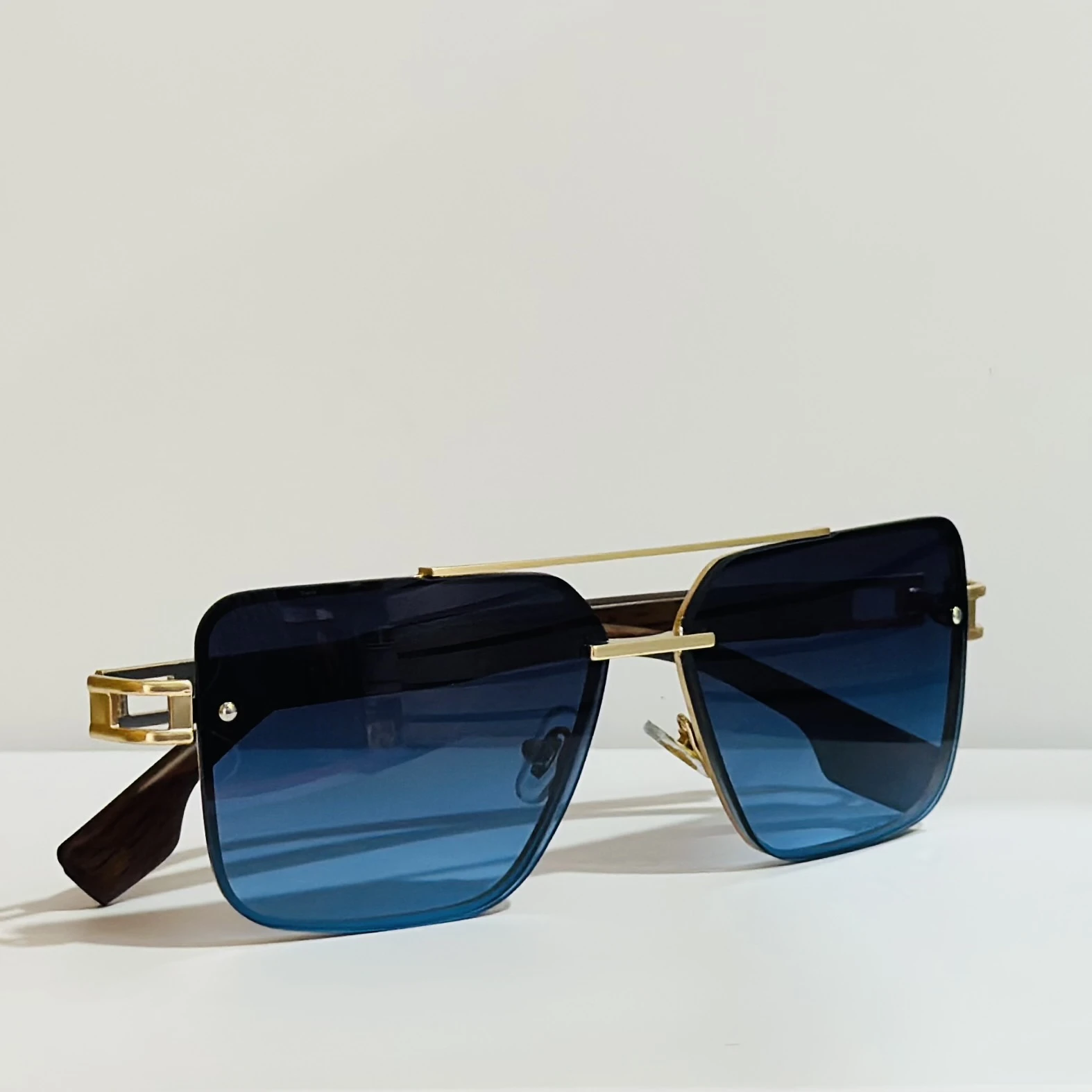 pair of Maybach The Metropolitan II GAAZ26 sunglasses.