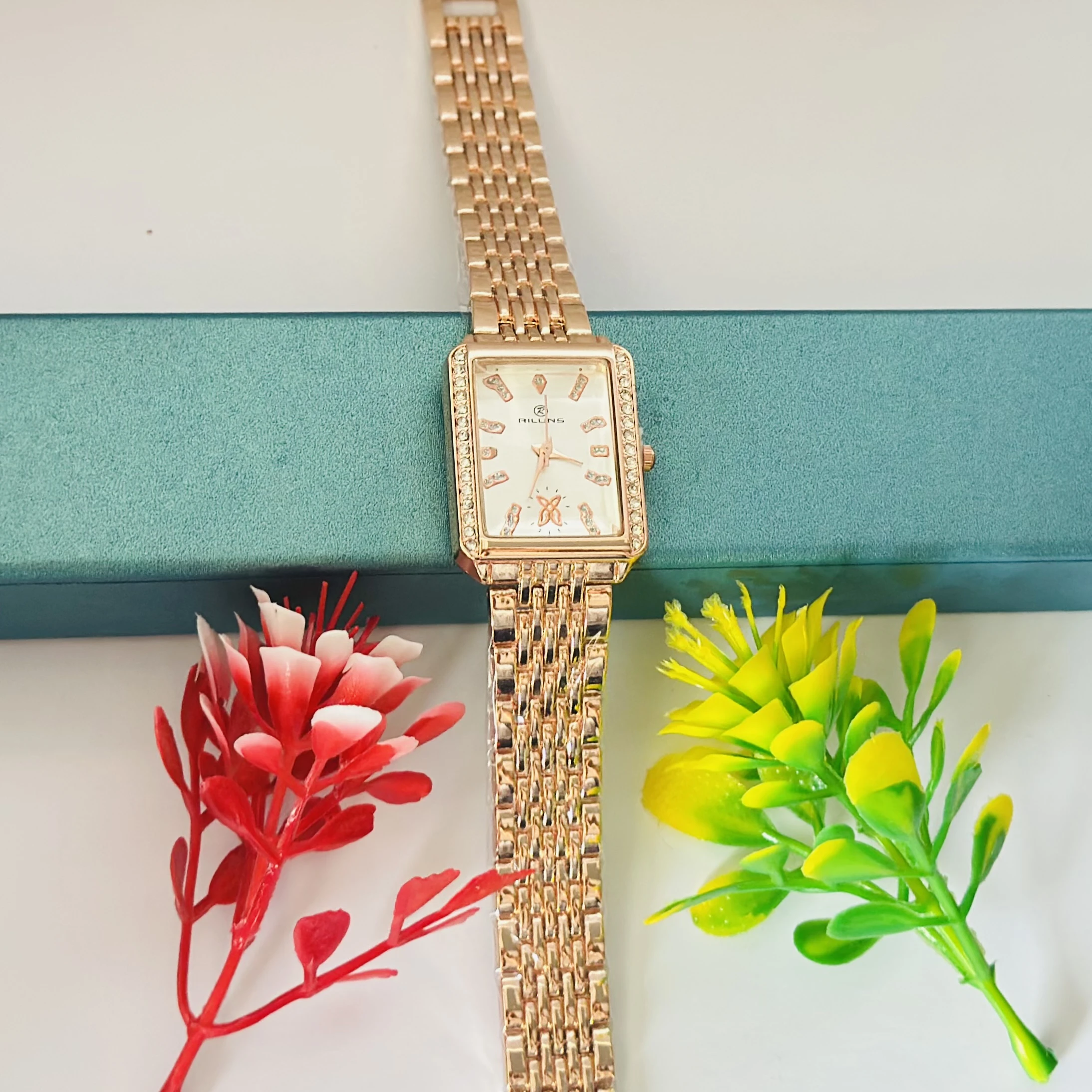 Rose gold analog watch for women’s