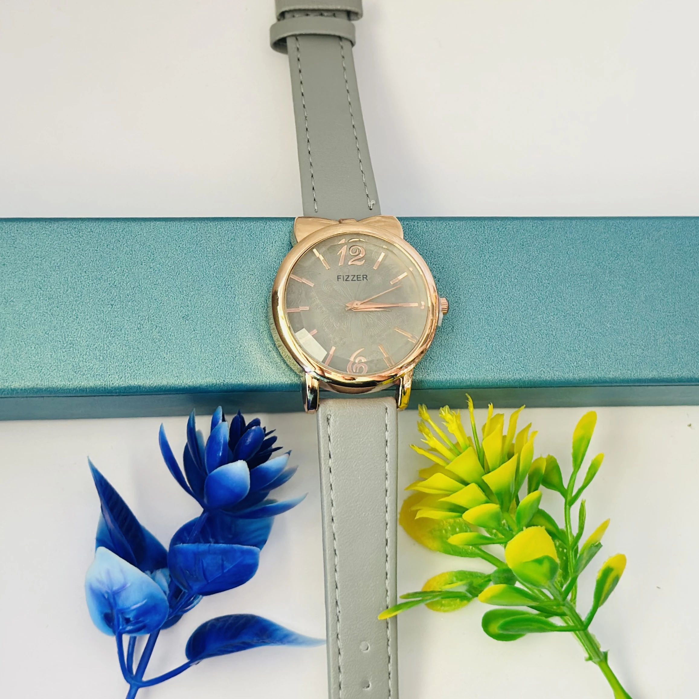 Analog quartz watch for women