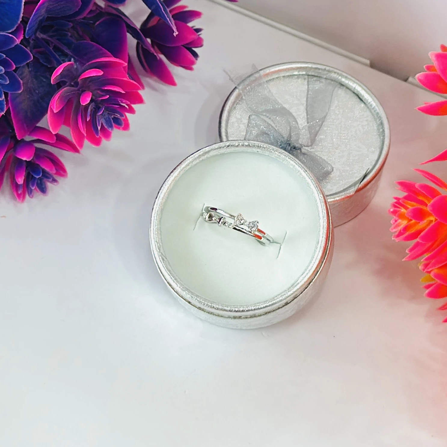 Silver zircon bow beauty adjustable ring.