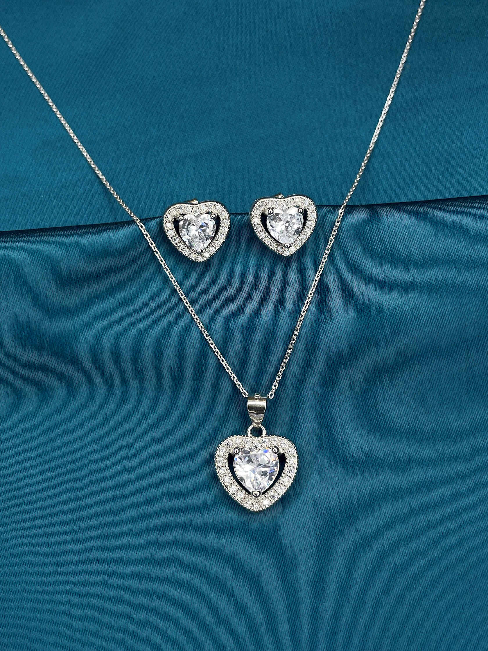 Fiore set features a heart-shaped pendant