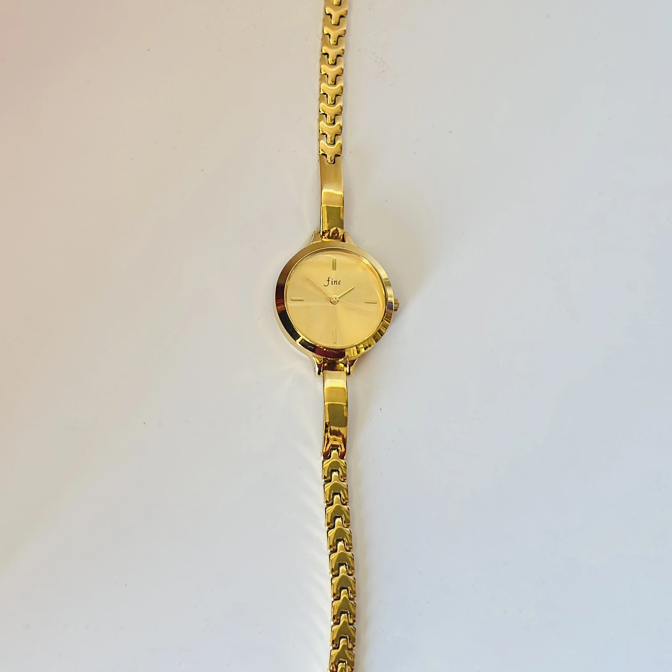 Fashion golden oval dial bracelet quartz wrist watch for women.