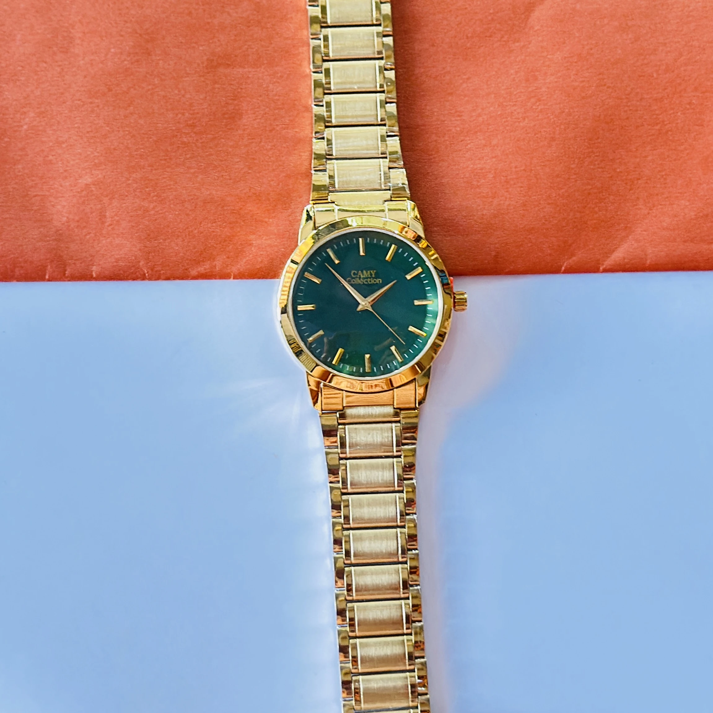 Gold coloured analogue watch for man’s
