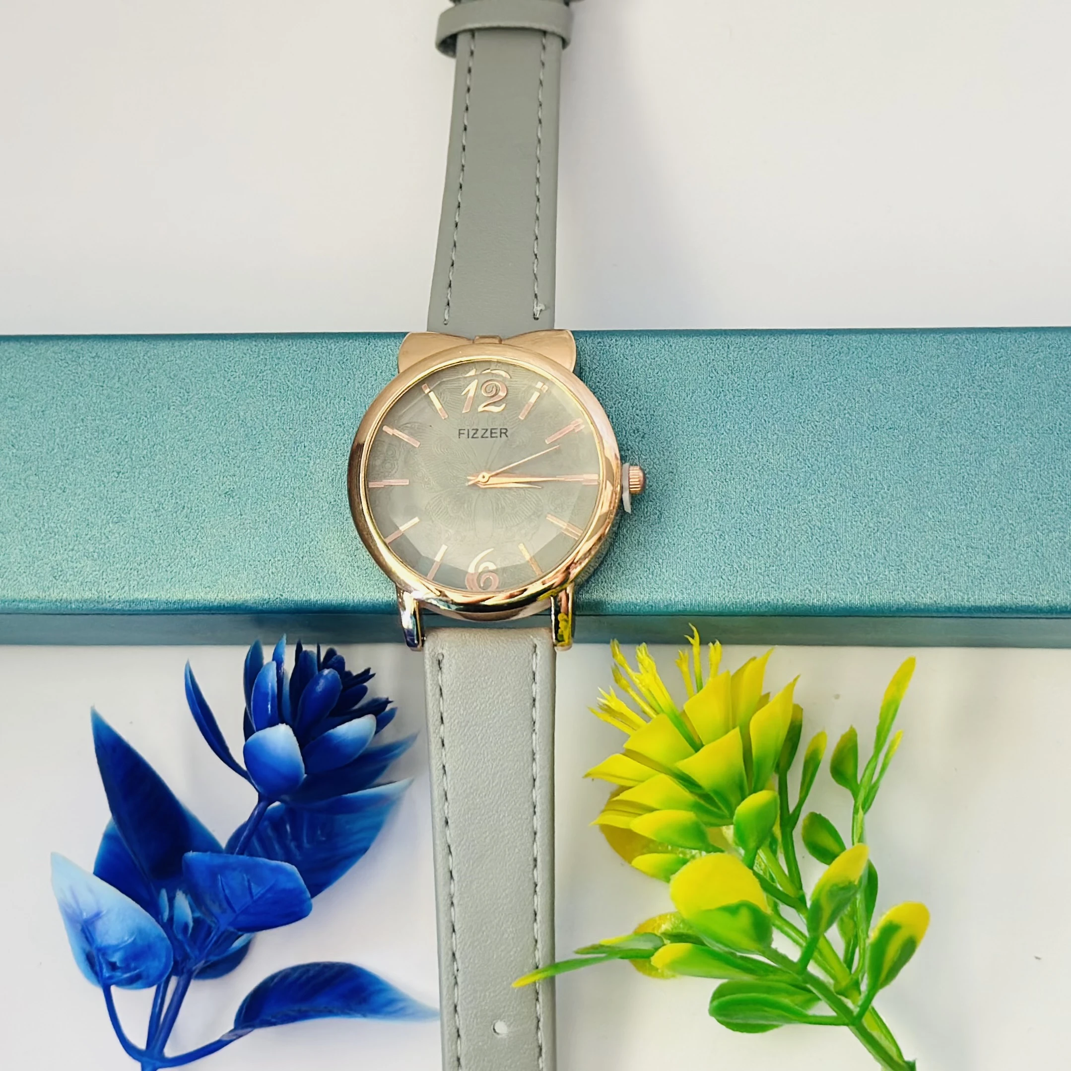 Analog quartz watch for women