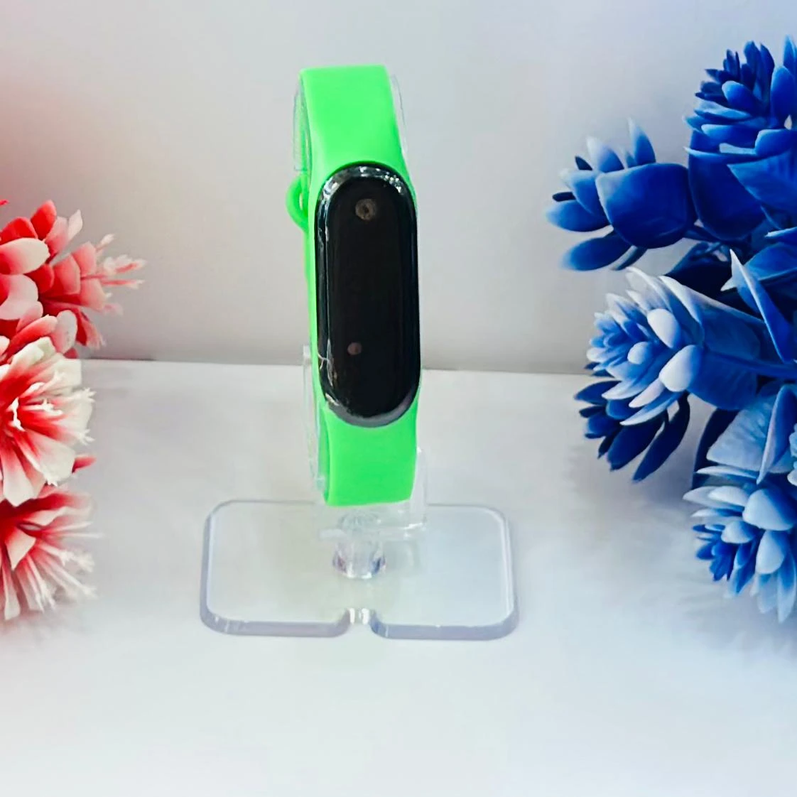 appears to be an Aquarius AQ112 fitness tracker in green