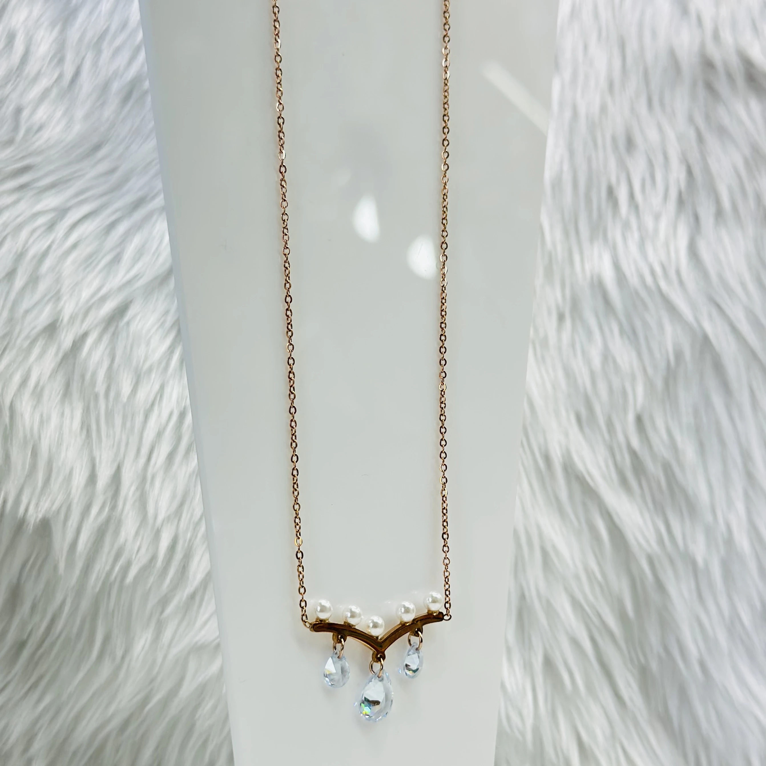 Rose gold-plated V-shape chain pendant