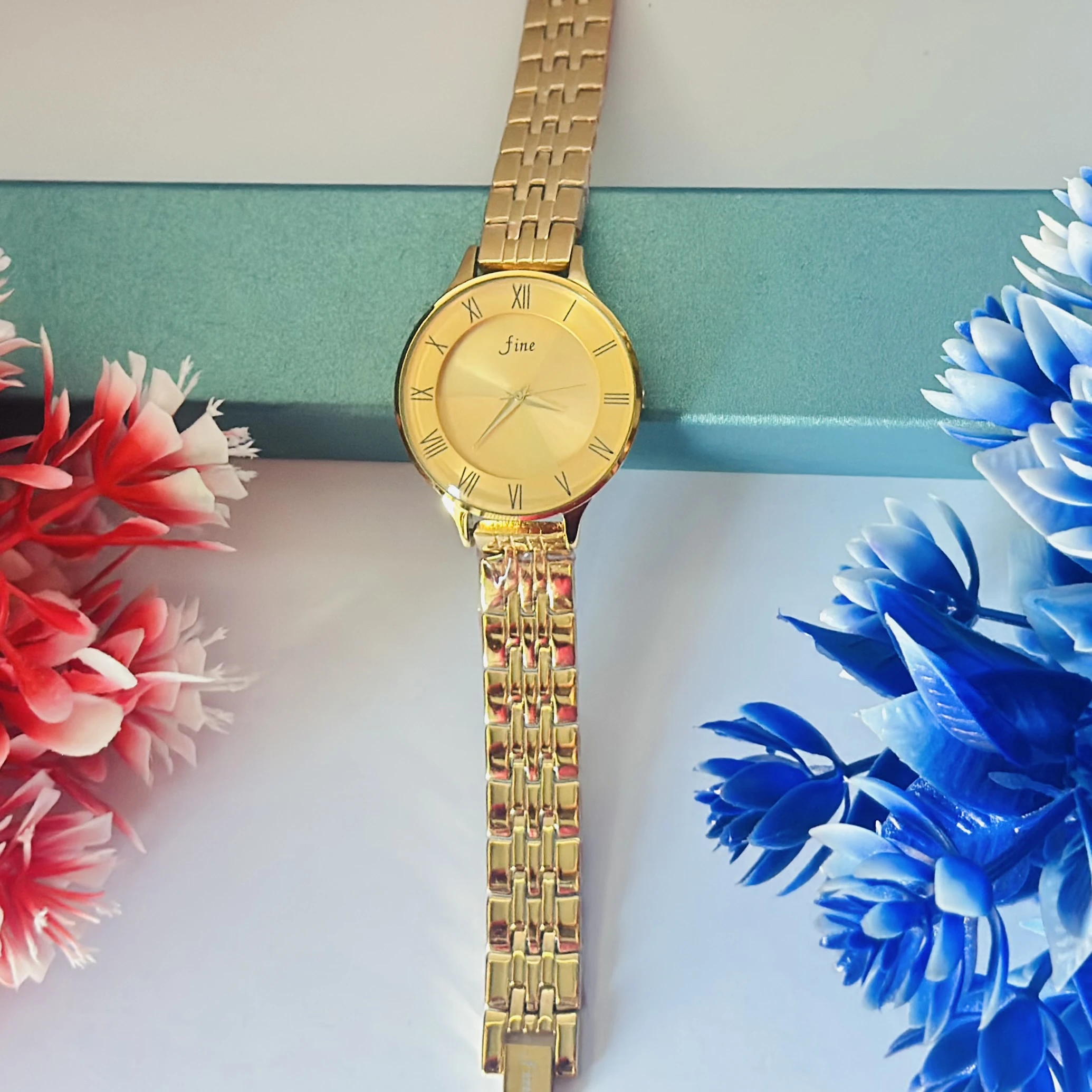 Gold toned women's analog quartz watch