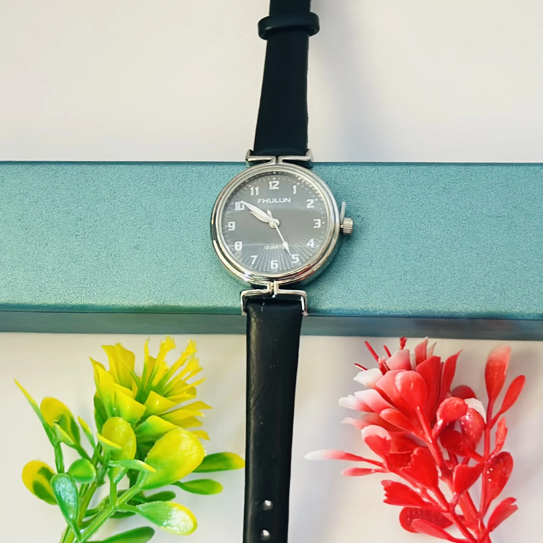 Analog quartz watch for women