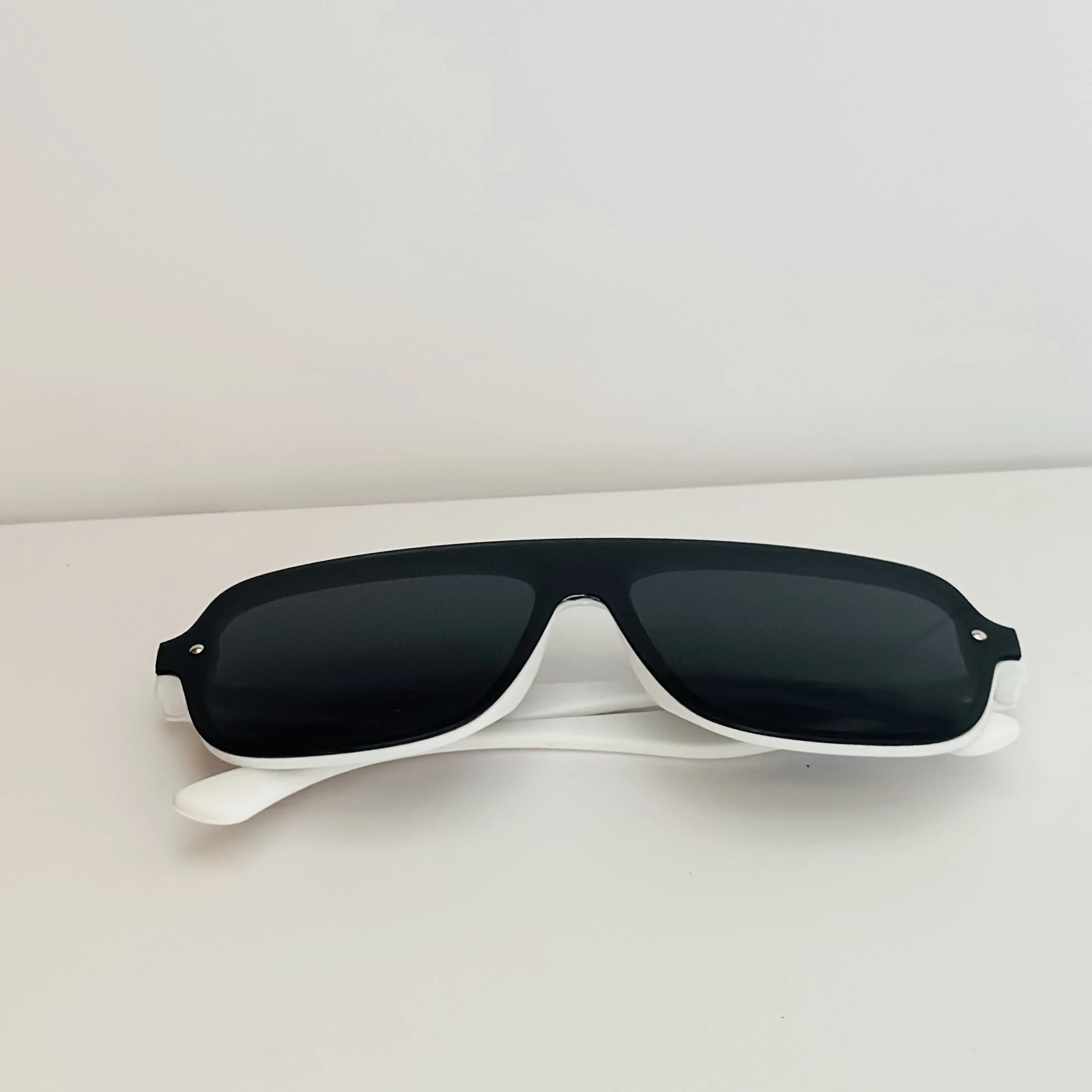 Gucci GG0255S fashion pilot sunglasses in black and ivory acetate with grey lenses.