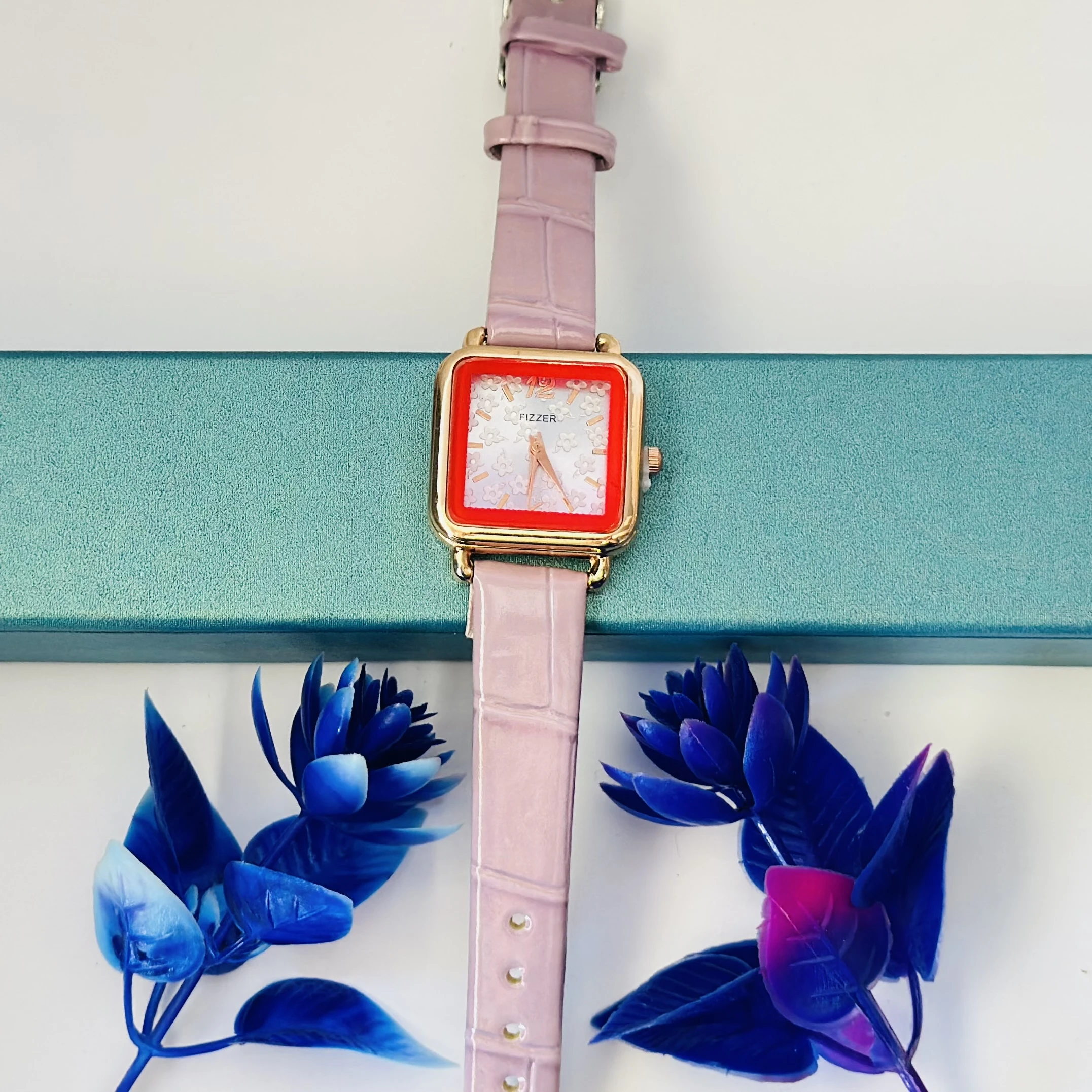 Analog quartz watch for women