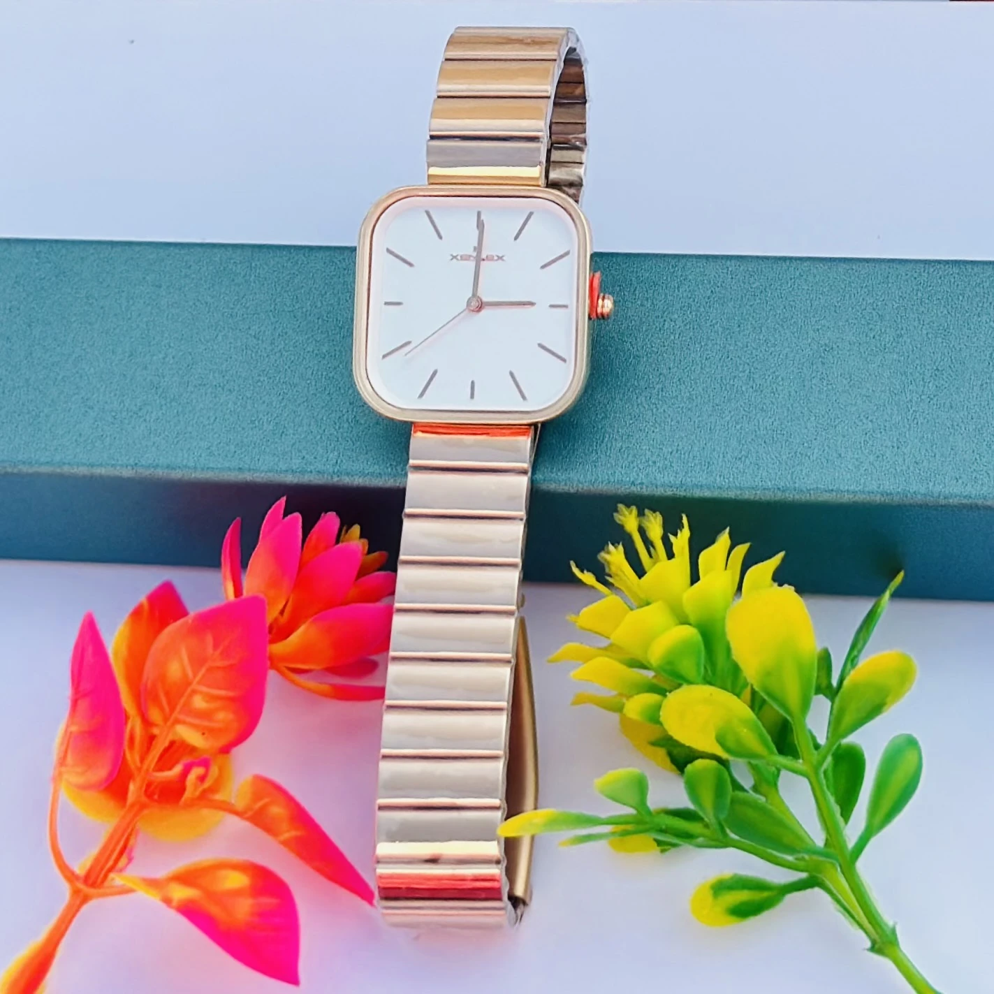 Quartz Analog White Dial Stainless Steel Strap Watch for Women.