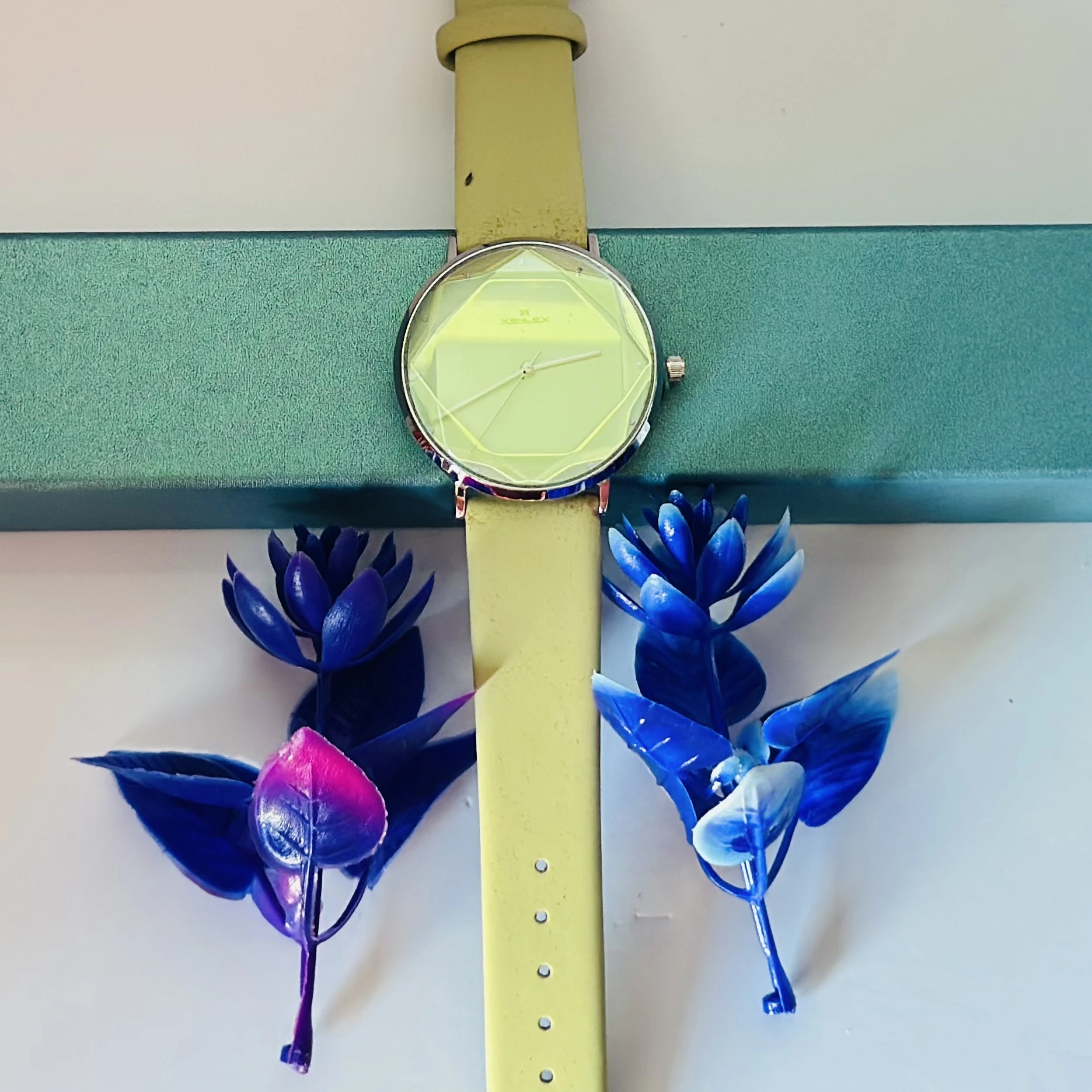 Analog quartz watch for women