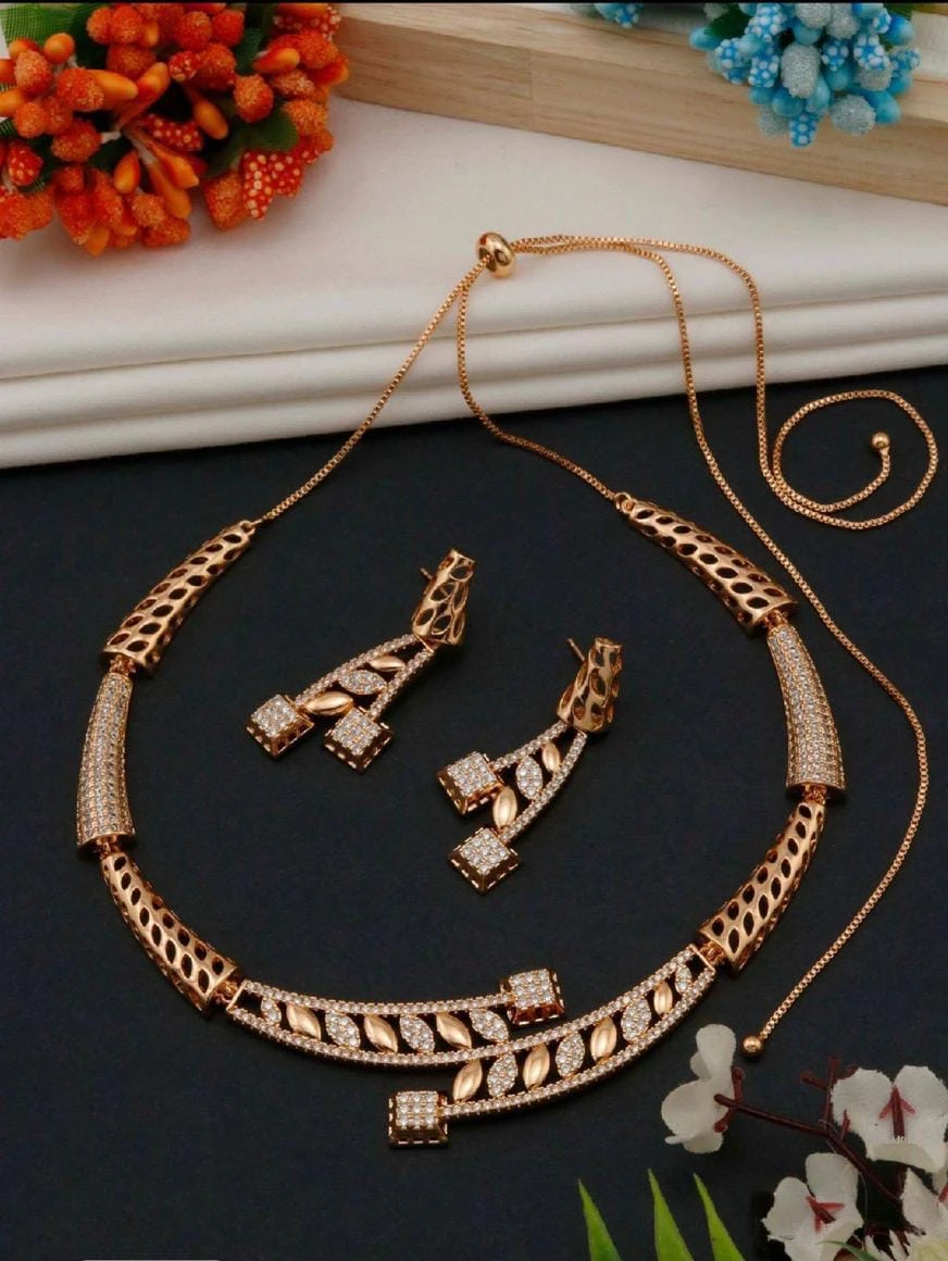 Gold toned artificial jewellery necklace