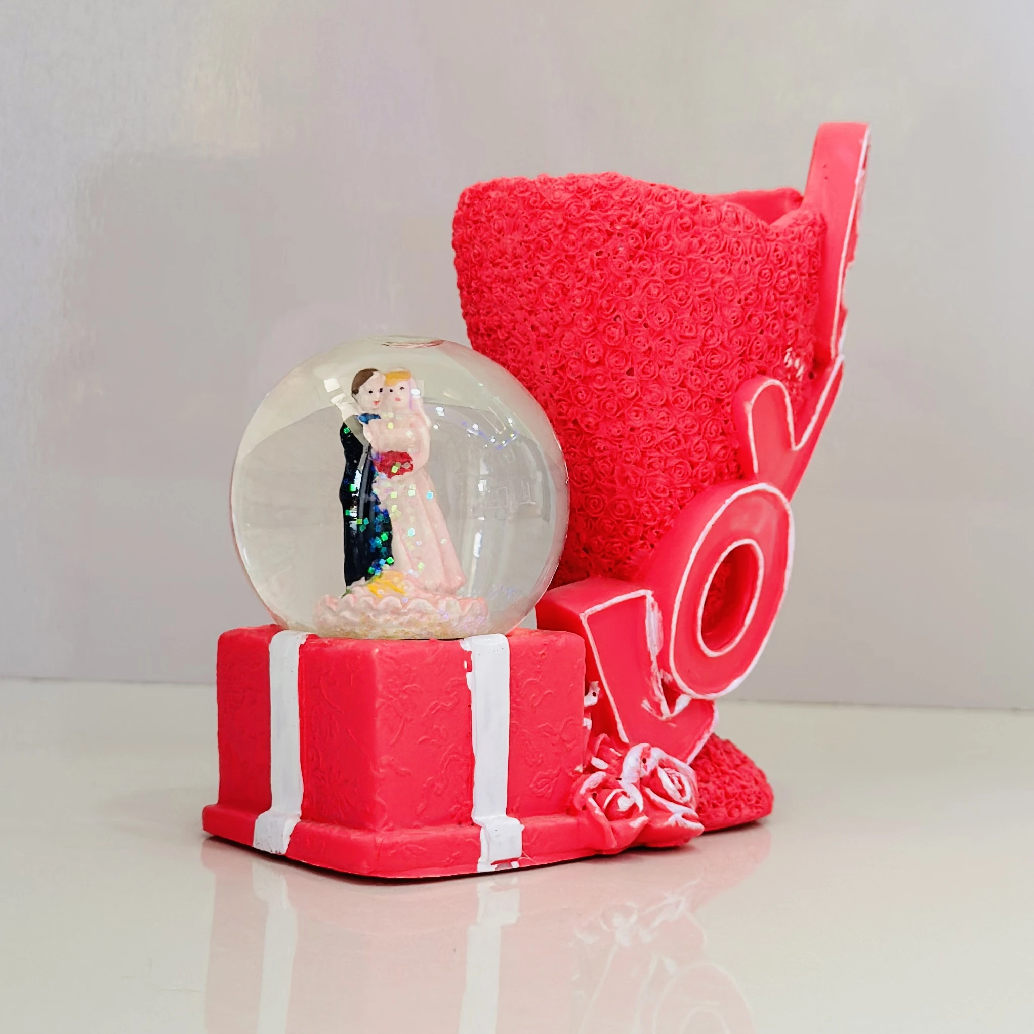 Pink "Love Couple" figurine showpiece.(SKU-Q8SR3Z))