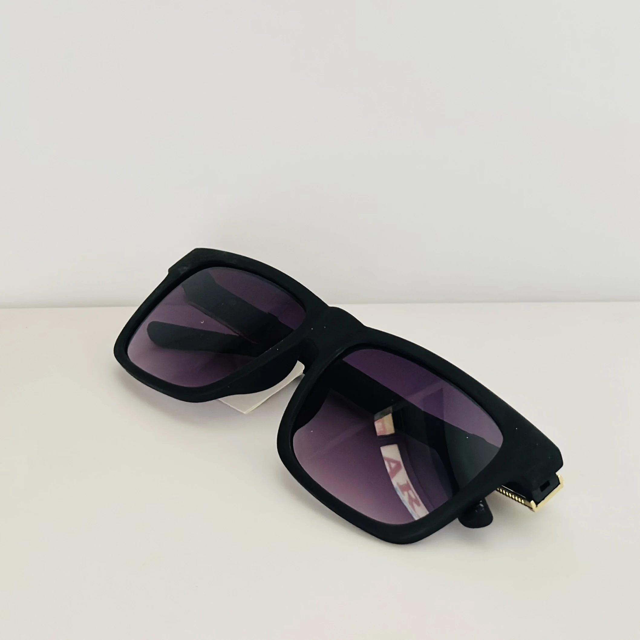 Retro horn-rimmed square sunglasses