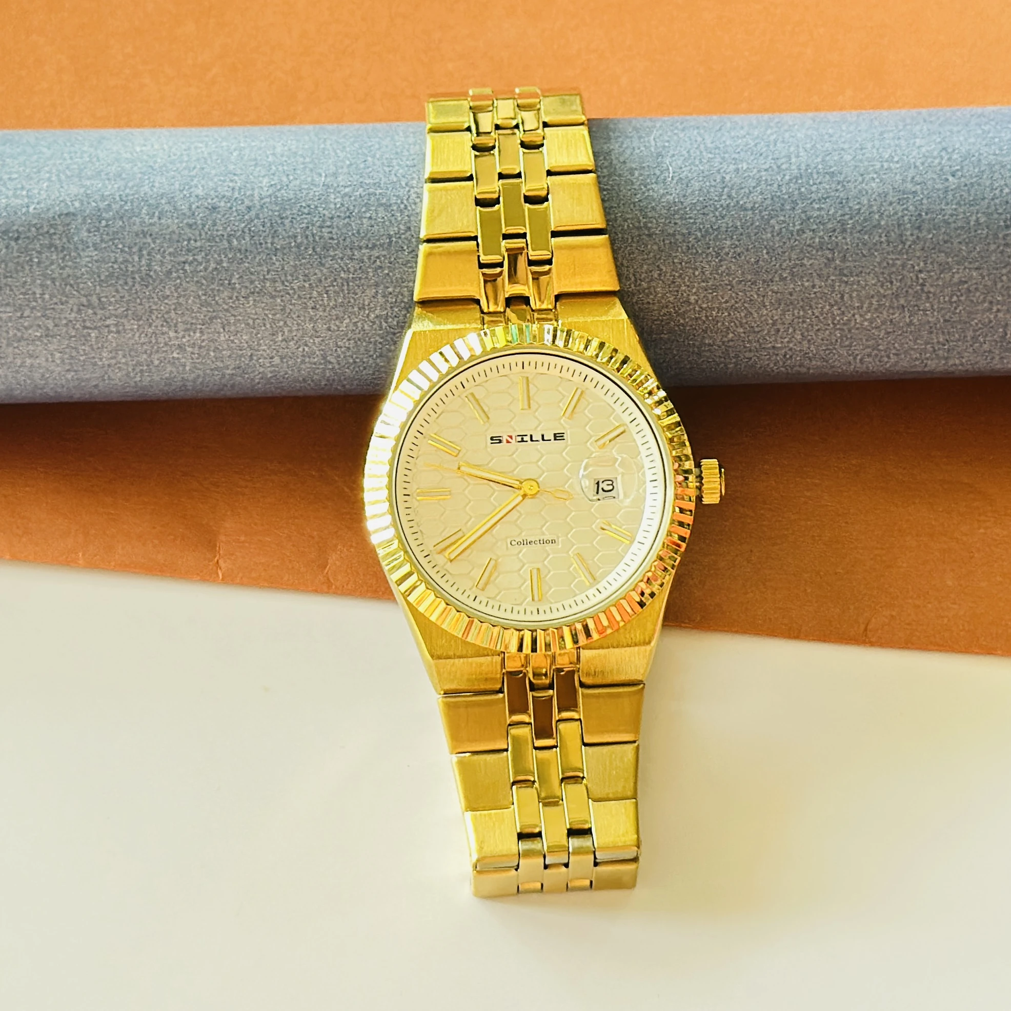 Snille men's analog watch features a golden stainless steel strap