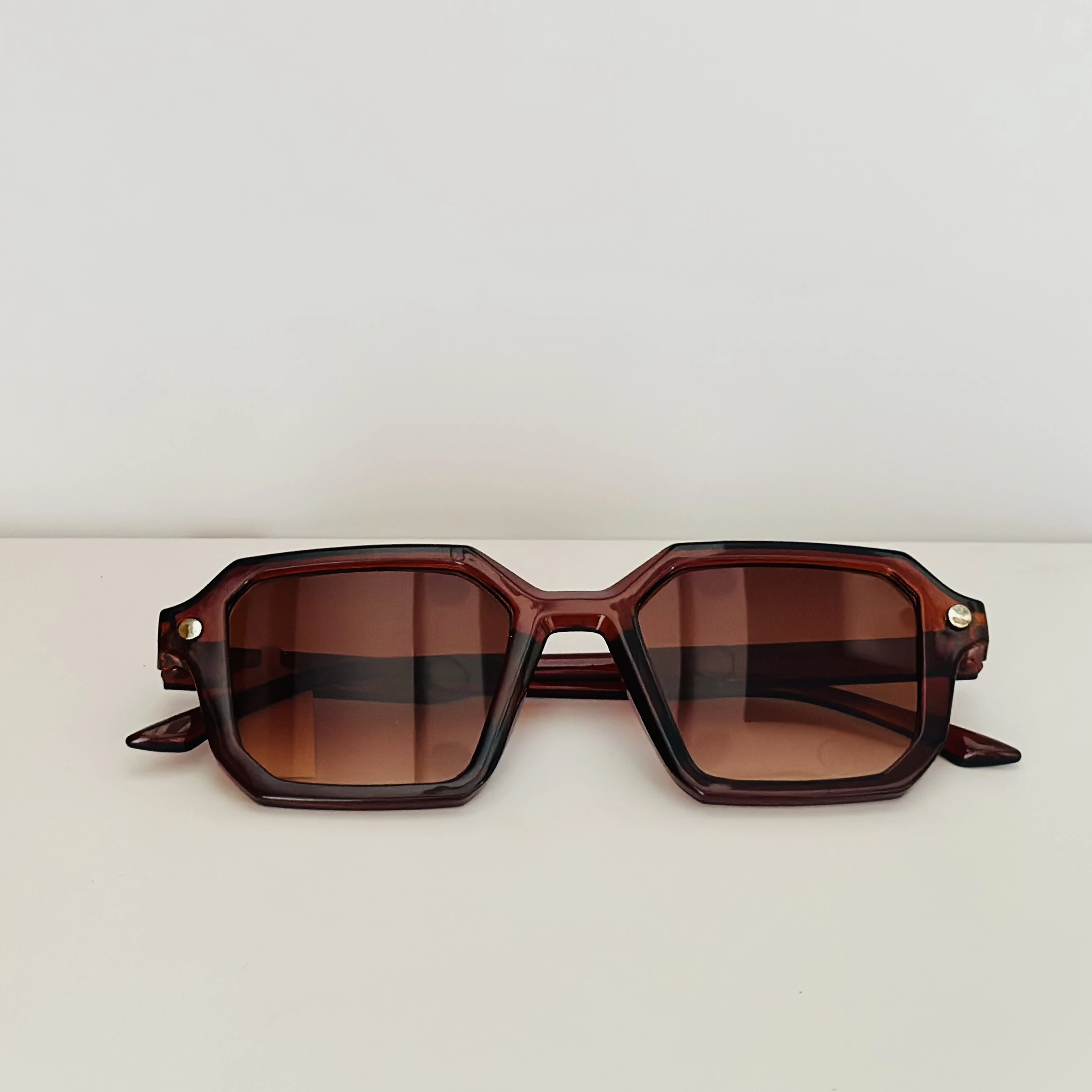 PANTHOS sunglasses with a vintage fashion design.