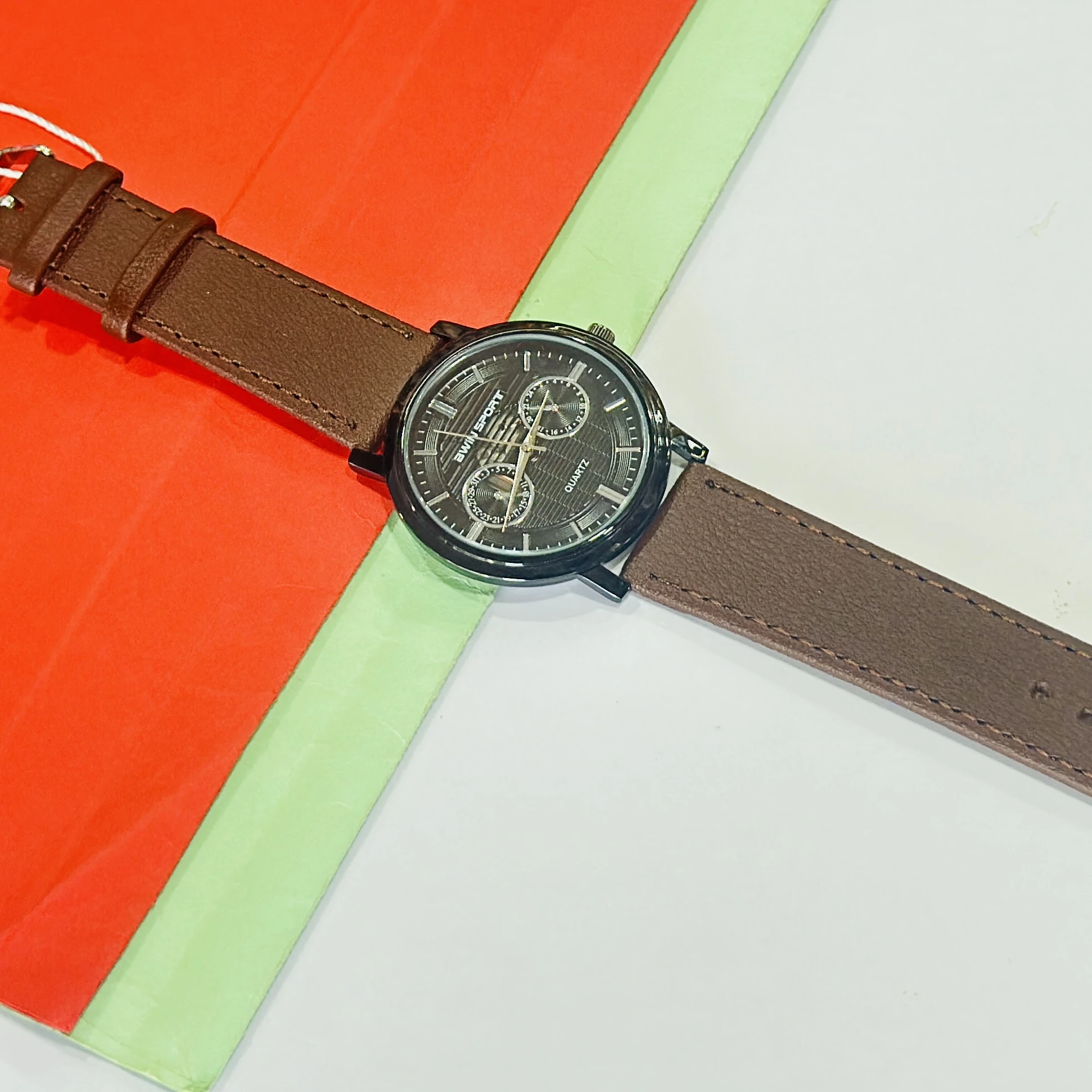 Analogoue quartz wristwatch