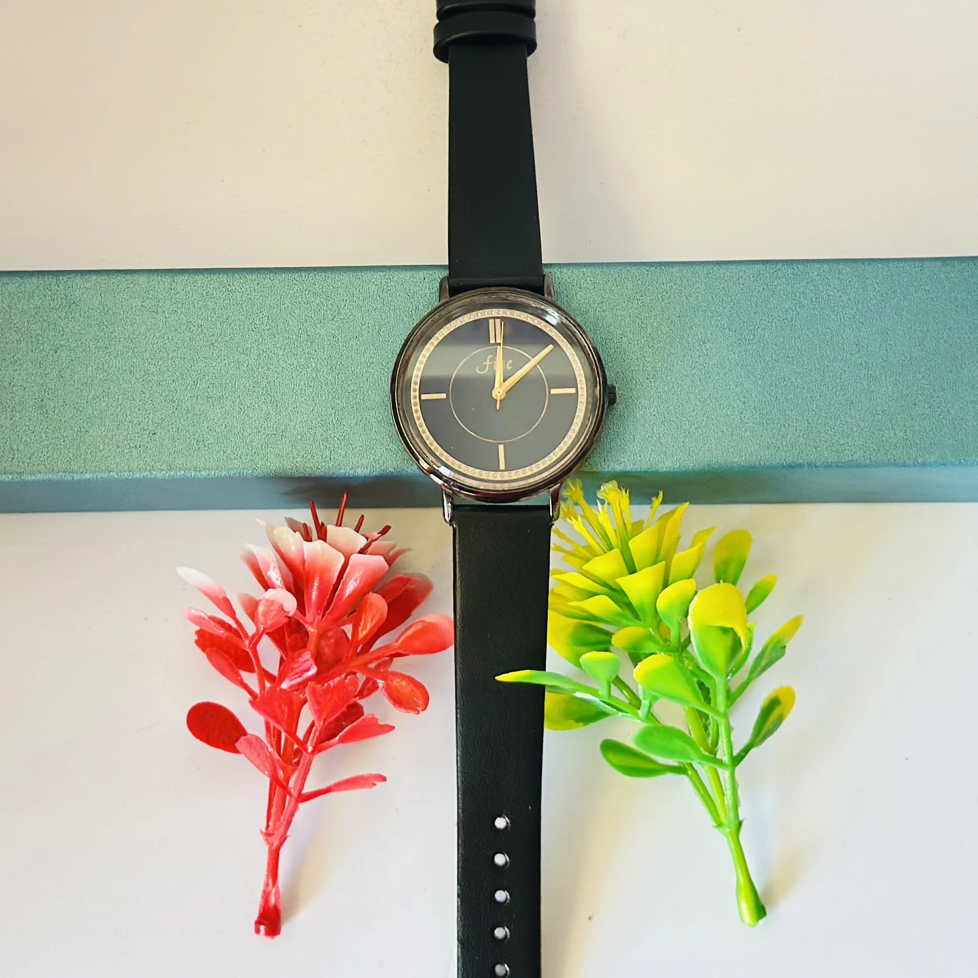 Analog quartz watch for women
