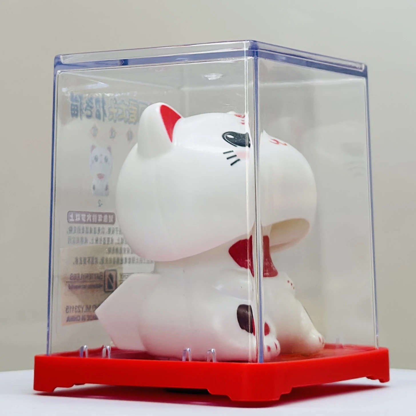 Solar -powered smiley figurine