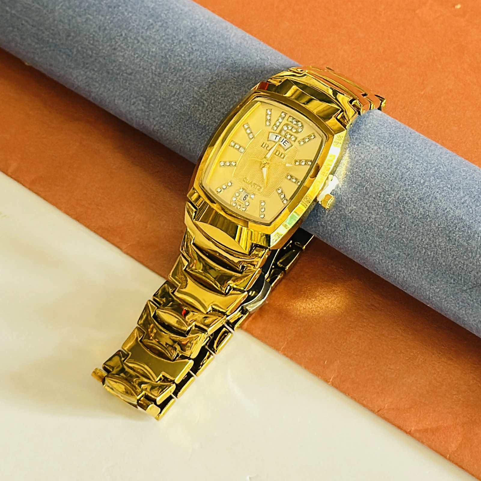 Gold toned men's quartz analog watch