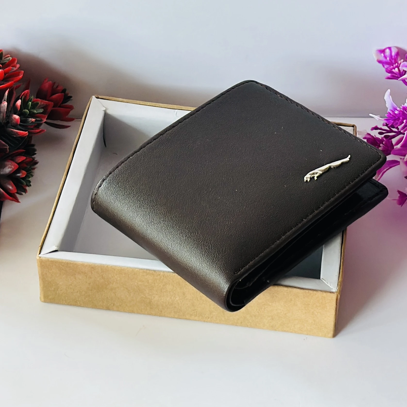 Wild Edge brown genuine leather wallet for men.