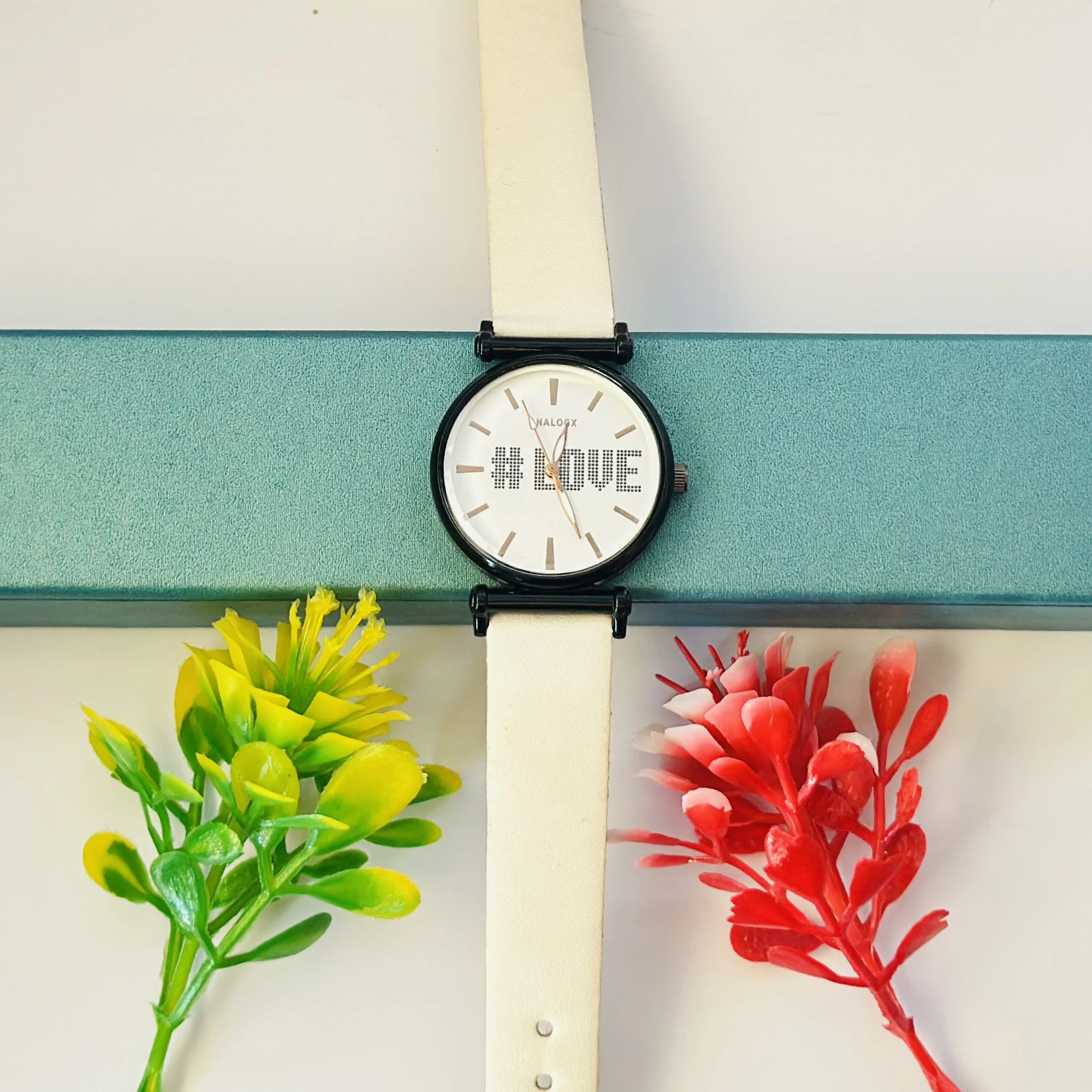 Analog quartz watch for women