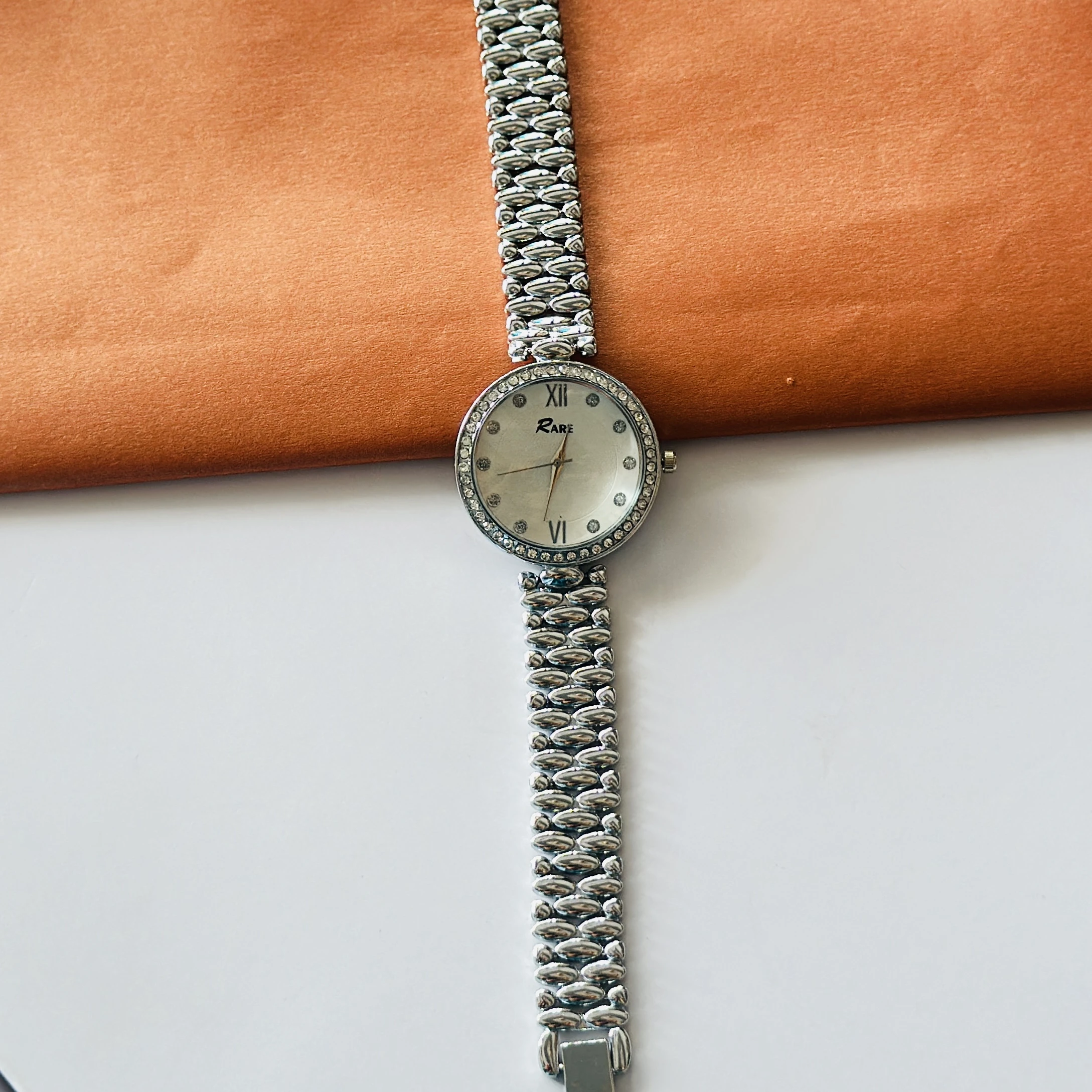 Gedi women's analog wristwatch