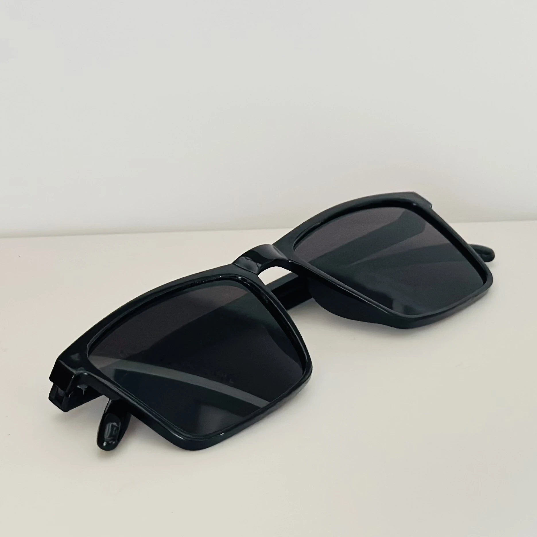 Black square sunglasses