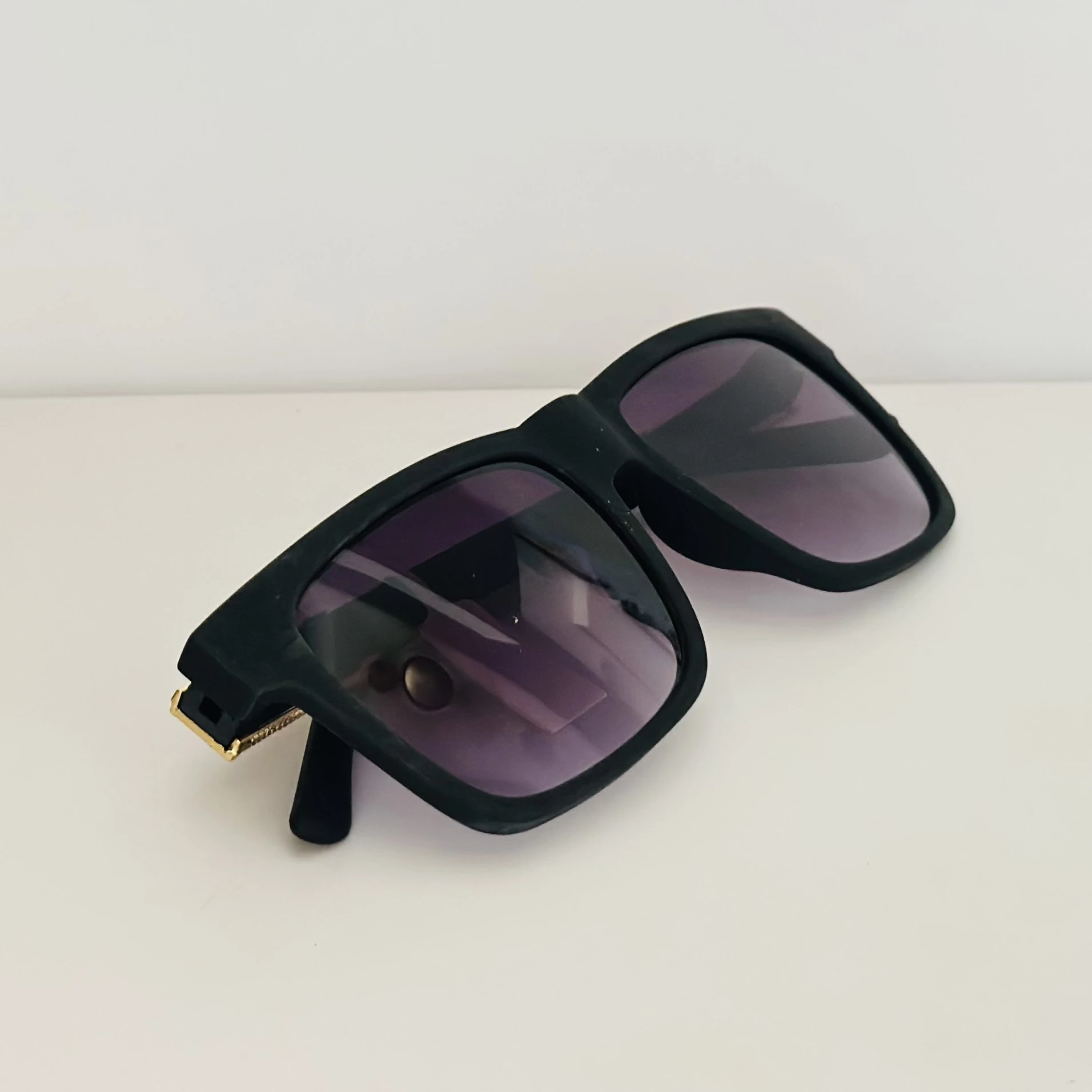 Retro horn-rimmed square sunglasses