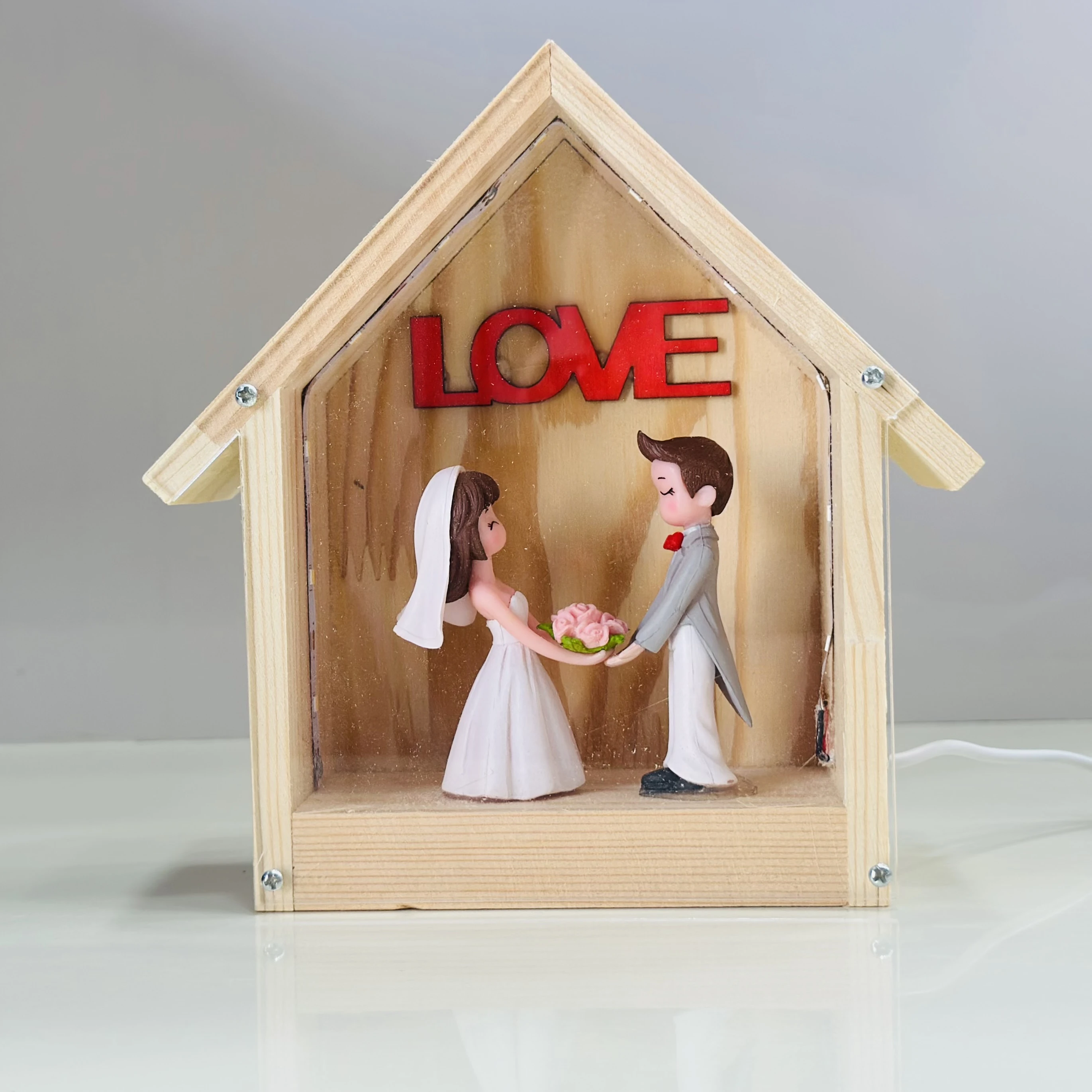 Wooden Hut Lovers Inside Decorative gift(SKU-TMJL60(